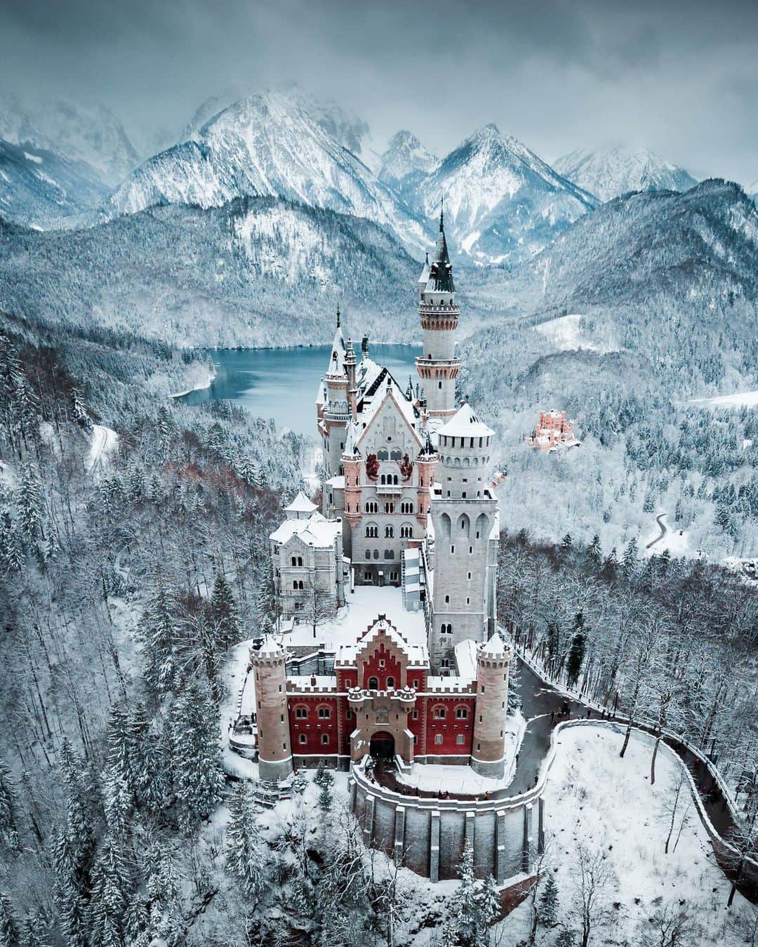 Instagramさんのインスタグラム写真 - (InstagramInstagram)「#HelloFrom Neuschwanstein Castle, located in Schwangau, Bavaria.⁣ ❄️🏰❄️⁣ We are dreaming of this 19th-century palace set in an enchanting snow-wrapped landscape, which looks like it’s straight out of a fairy tale.⁣ ⁣ Photo by @tom_juenemann」12月28日 1時44分 - instagram