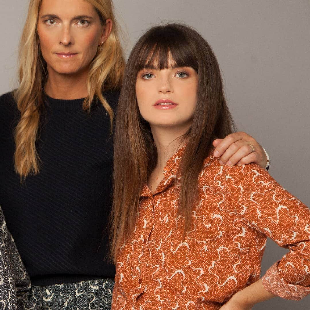 ベンシモンのインスタグラム：「Génération Bensimon 🧡 ​Quand on vous parle de Bensimon, un sourire s’affiche toujours sur votre visage.   Car notre petite tennis en toile teinte à la main en France est devenue dans le cœur de tous les français, plus qu’une véritable tradition, une histoire de générations.  Elle est symbole d’un échange, un lien fort partagé avec un parent, un bon souvenir, comme un joli bonbon coloré.  Les Bensimon, on les collectionne, on les échange, on les partage, on les matche ! Entre copines, entre mères et filles, entre fratrie…   Pour célébrer ce lien si fort qui rapproche nos familles, nous avons souhaité mettre des images sur des mots.  Notre shooting générations est né.  Nous avons invité 4 femmes aux personnalités fortes et bien différentes à vous présenter leur propre histoire avec notre marque historique.  Serge et Yves pourront vous le confirmer, Bensimon est bien une histoire de famille.  Nous vous donnons rendez-vous dès la rentrée pour découvrir les portraits de ​Karina @karinavigier, Anne-Sophie @asnajda, Camille @camille.freyssac et Clémentine @clem_fruit. 😊 ​ ​#bensimon #mode #tennis #new」