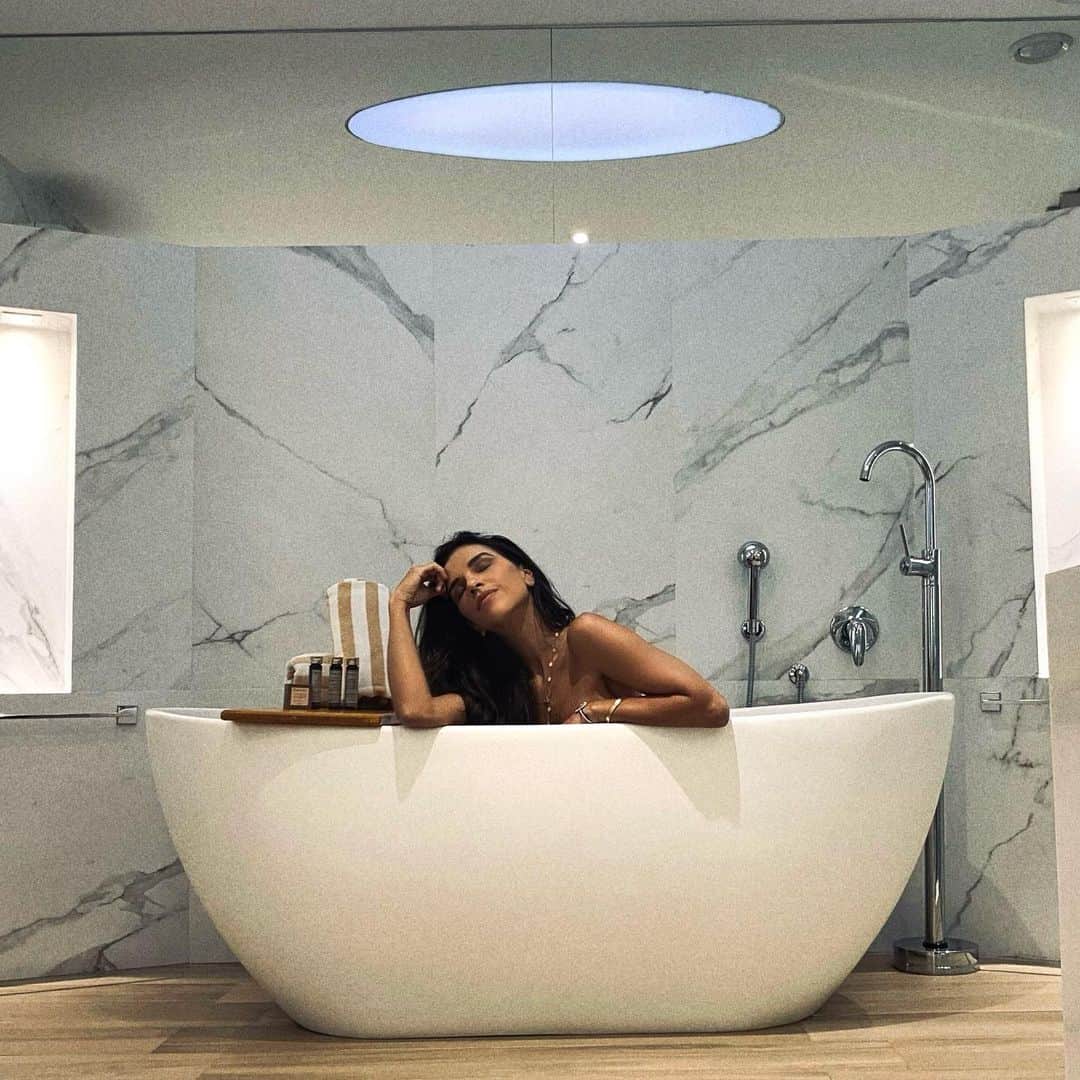 Mariana Riosのインスタグラム：「🌷 🛁」