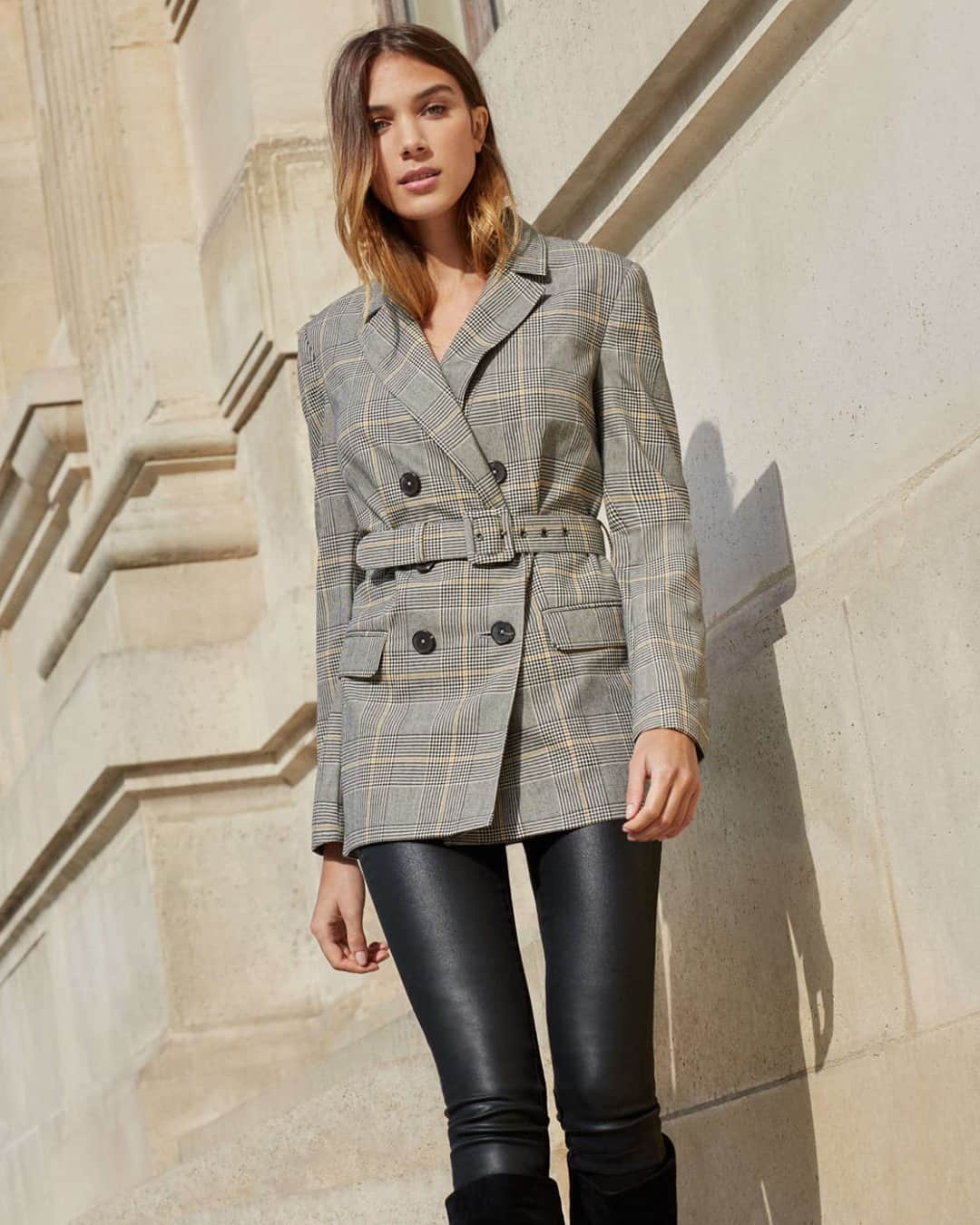 クーカイのインスタグラム：「Soyez au top de la tendance avec le blazer à  carreaux Rocca, à accorder avec un pantalon en cuir, pour un look rock.  #kookai #outfit #leather #ah20」