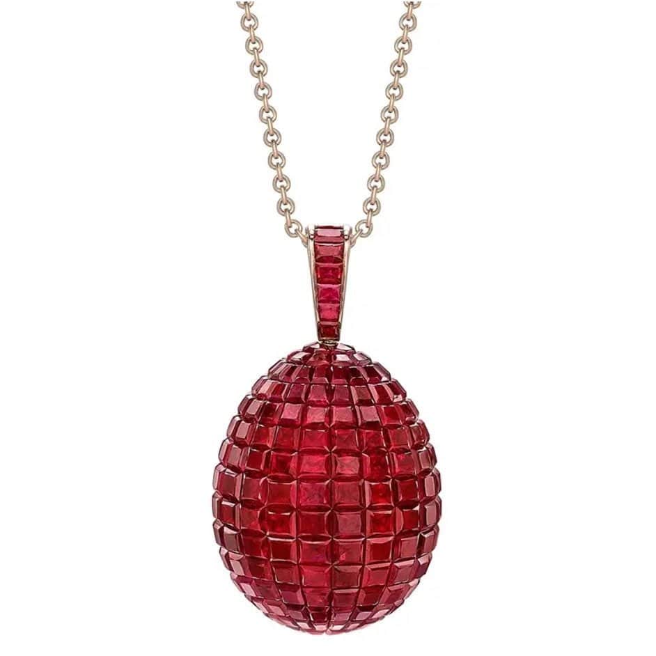 アダムのインスタグラム：「Fabergé Imperial Yellow Gold Mosaic Ruby Egg Pendant.」