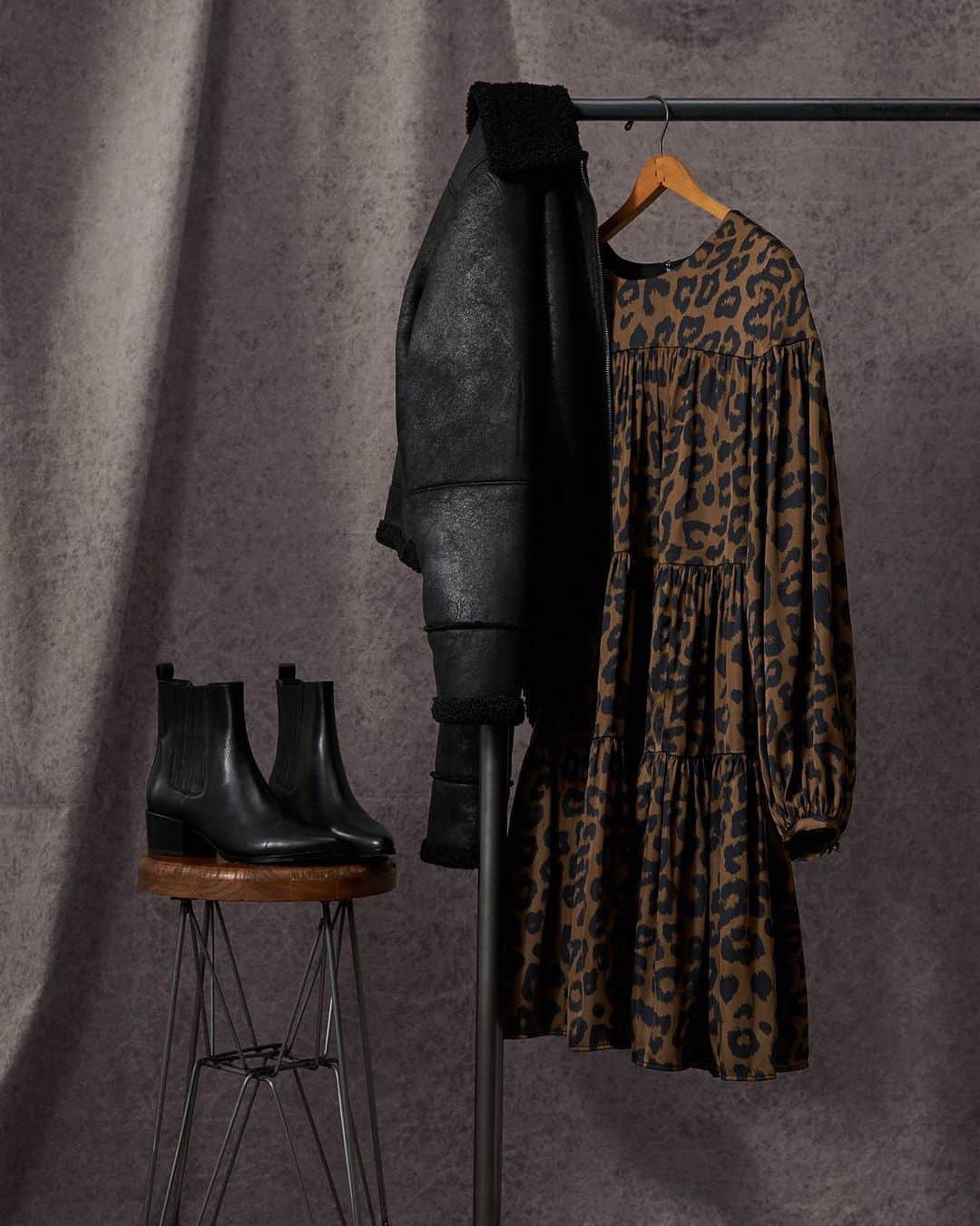 Banana Republic のインスタグラム：「Looking your best is as easy as 1...2...3. Style our Print Satin Tiered Mini Dress with a Vegan Shearling Jacket and leather Chelsea boots for an easy, elevated outfit.」