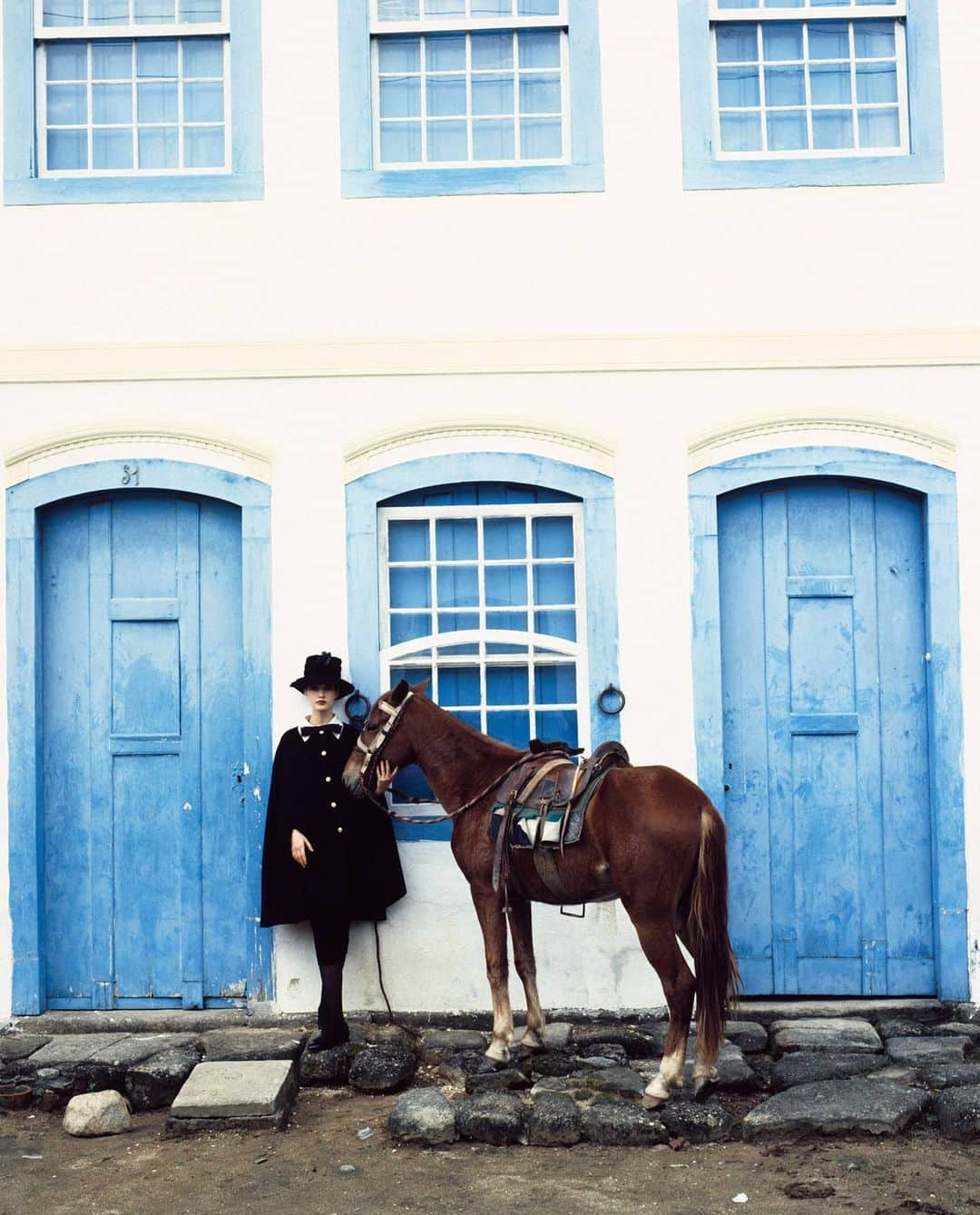 マリオ・テスティーノさんのインスタグラム写真 - (マリオ・テスティーノInstagram)「TESTINO ARCHIVE In the 80s I started travelling to photograph on location. Hamish Bowles was my editor at the English magazine Harper's and Queen, and Cecilia Chancellor one of my favorite models. We went with her and Marie Sophie Wilson-Carr to Paraty, in Brazil. A place between São Paulo and Rio de Janeiro, Paraty is a paradise of a time gone by, with its wonderful architecture and history. We also did some shots in Rio, one of these images was taken at the Jardim Botânico. Hamish is an amazingly hard working person, so we ended up including as many sights as possible!  This would be one of the first steps, the training for my later extensive career shooting around the world, which I have done for 40 years. I have been so lucky to carry on visiting the wonderful country that is Brazil.  _ En los 80 comencé a viajar para fotografiar en diferentes locaciones. Hamish Bowles era mi editor en la revista inglesa Harper's and Queen, y Cecilia Chancellor una de mis modelos favoritas. Fuimos con ella y Marie Sophie Wilson-Carr a Paraty, en Brasil. Un lugar entre São Paulo y Rio de Janeiro, Paraty es un paraíso de un tiempo pasado, con maravillosa arquitectura e historia. También hicimos algunas tomas en Río, una de estas fotos es en el Jardín Botánico. Hamish es una persona increíblemente trabajadora, ¡así que terminamos incluyendo tantos lugares como fuera posible! Este sería uno de los primeros pasos, el entrenamiento para mi posterior y extensa carrera fotografiando en todo el mundo durante 40 años. He tenido la suerte de seguir visitando el maravilloso país que es Brasil.  #1988 #TestinoArchive #OrlandoPita #LesleyChilkes #UlrichEckhardt」12月28日 1時56分 - mariotestino