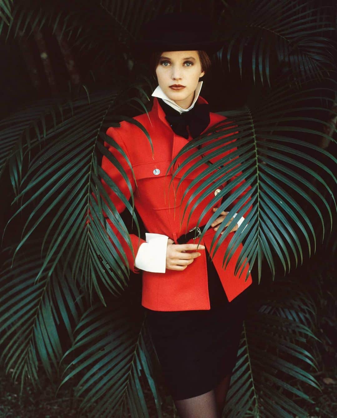 マリオ・テスティーノのインスタグラム：「TESTINO ARCHIVE In the 80s I started travelling to photograph on location. Hamish Bowles was my editor at the English magazine Harper's and Queen, and Cecilia Chancellor one of my favorite models. We went with her and Marie Sophie Wilson-Carr to Paraty, in Brazil. A place between São Paulo and Rio de Janeiro, Paraty is a paradise of a time gone by, with its wonderful architecture and history. We also did some shots in Rio, one of these images was taken at the Jardim Botânico. Hamish is an amazingly hard working person, so we ended up including as many sights as possible!  This would be one of the first steps, the training for my later extensive career shooting around the world, which I have done for 40 years. I have been so lucky to carry on visiting the wonderful country that is Brazil.  _ En los 80 comencé a viajar para fotografiar en diferentes locaciones. Hamish Bowles era mi editor en la revista inglesa Harper's and Queen, y Cecilia Chancellor una de mis modelos favoritas. Fuimos con ella y Marie Sophie Wilson-Carr a Paraty, en Brasil. Un lugar entre São Paulo y Rio de Janeiro, Paraty es un paraíso de un tiempo pasado, con maravillosa arquitectura e historia. También hicimos algunas tomas en Río, una de estas fotos es en el Jardín Botánico. Hamish es una persona increíblemente trabajadora, ¡así que terminamos incluyendo tantos lugares como fuera posible! Este sería uno de los primeros pasos, el entrenamiento para mi posterior y extensa carrera fotografiando en todo el mundo durante 40 años. He tenido la suerte de seguir visitando el maravilloso país que es Brasil.  #1988 #TestinoArchive #OrlandoPita #LesleyChilkes #UlrichEckhardt」