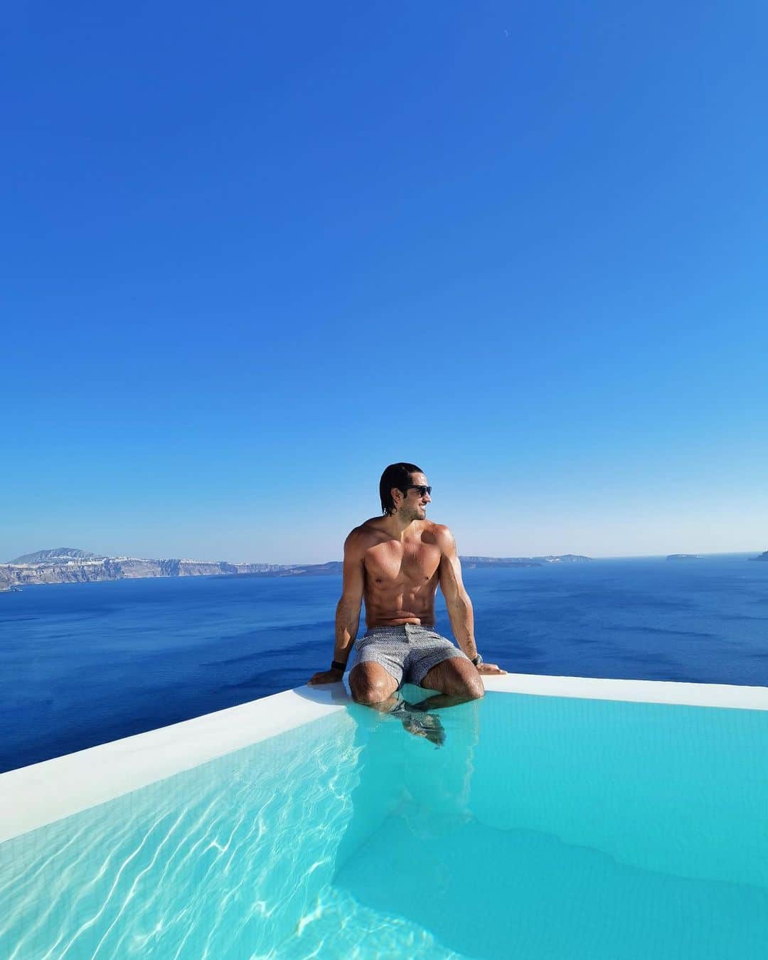 オールバーブラウンのインスタグラム：「OK, so travel isn't possible for everyone at the moment, but that means it's the perfect time to get planning for when it is. We spoke to five of our friends about their travel plans in 2021 & now we're feeling inspired! Feel inspired too by reading the blog via our stories. 🌍☀️ #OrlebarBrown #OBsAroundTheWorld」