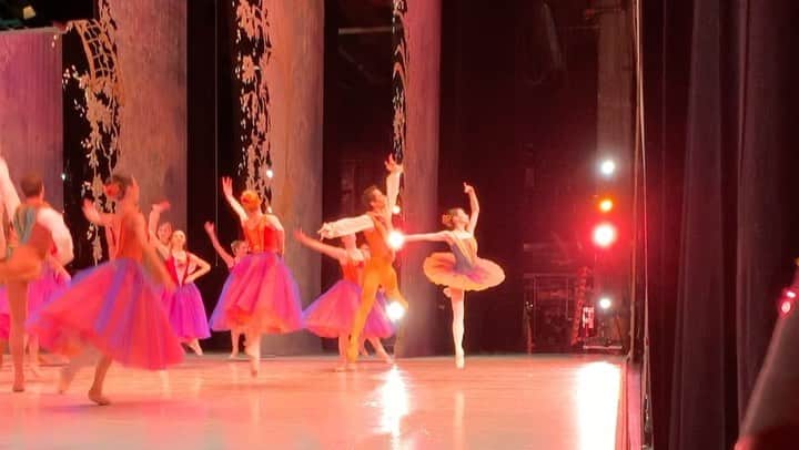 石井杏奈のインスタグラム：「This time last year😇✨ Waltz of the flowers~😌🌸🌼🌺🌻🌹🌷 . . . #nutcracker#ballet#waltz#waltzoftheflowers#show#beautiful#colorful#costume#thankyou#grateful#lucky#winter#view#rehearsal#studio#バレエ#くるみ割り人形」