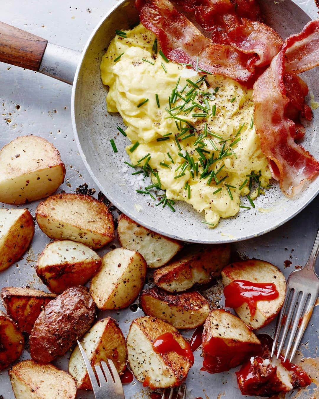 Gaby Dalkinのインスタグラム：「Last meal plan of 2020!!! Going out with a bang with breakfast potatoes, a NYE menu and plenty of simple / delish dinner ideas to get ya thru the week! Happy Sunday guys! ❤️ xx https://whatsgabycooking.com/meal-plan-week-52/」