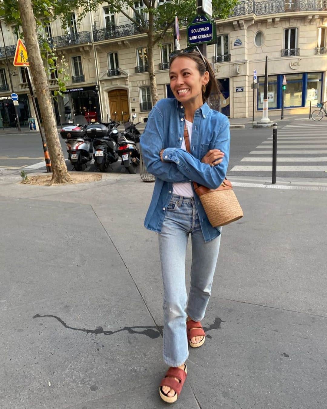 emilyのインスタグラム：「A Parisian summer 👩🏻‍🎨🇫🇷🥖」