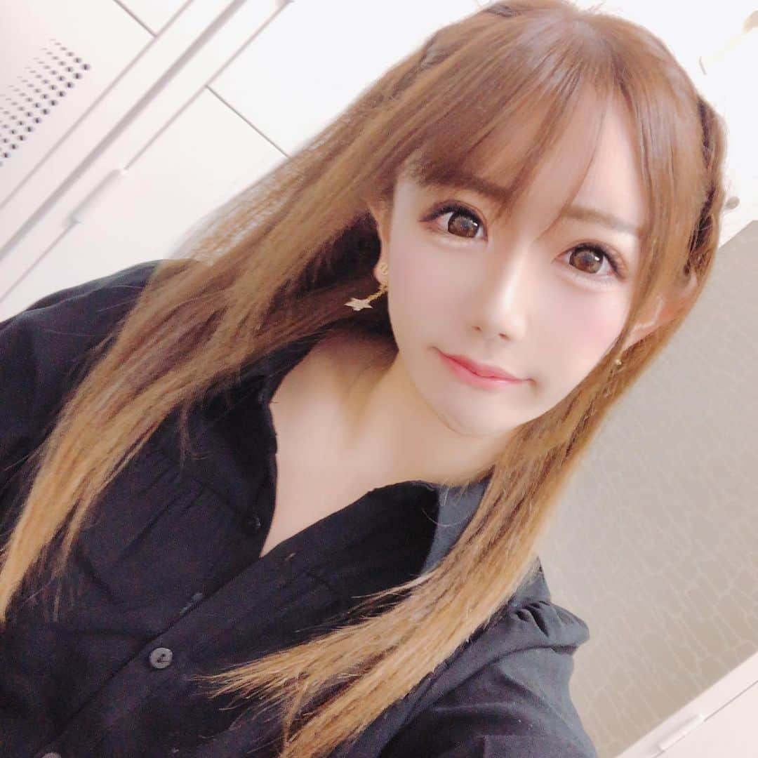 如月奈々のインスタグラム：「ナチュラルメイクにしてみた💄. ひなえりからもろたピアスかわぃ⭐💓 2020終わるねもうすぐ😇. ふぅー。. . . . #ヴェルージュ #歌舞伎町 #キャバ嬢 #キャバクラ #ナチュラルメイク #Dior #ピアス #かわいい #ありがとぉ #ヘアメイク #あみこみアレンジ #ストレート #ZARA #眠い #寝よっ」