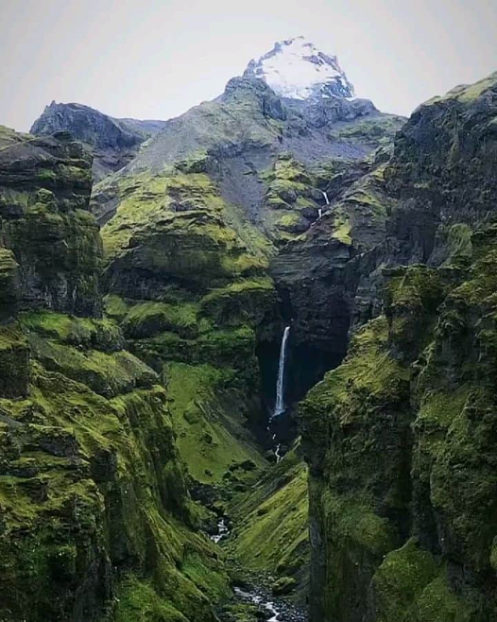 wonderful natureのインスタグラム：「Iceland+Norway GIVEAWAY! We are giving you a chance to win a free a 5 day Aurora and Ice Caves trip to Iceland with @iuriebelegurschi and a stay at the magical resort @AuroraBorealisObservatory in Norway!   To Enter: 1️⃣Follow @iuriebelegurschi,@guidetoeurope.eu, @Auroraborealisobservatory and @north  2️⃣Tag a friend (1 tag = 1 entry, enter as many times as you wish). 3️⃣(Bonus) Share this post on your IG Story for an additional entry!  The winner will be chosen randomly on the 1st of January. Good luck!!  — (This giveaway is not sponsored by Instagram」