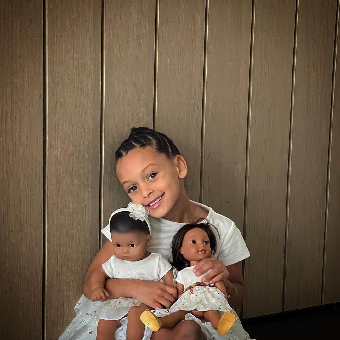 エイヨシャ・カレーのインスタグラム：「Baby girl with her baby girls 🥰 Ryan Carson y’all. @stephencurry30」