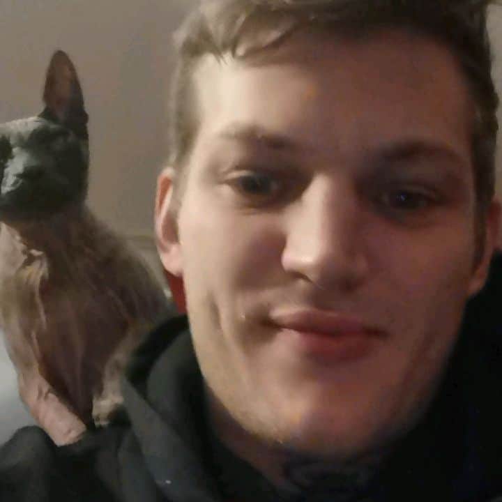 セバスティアン・ソーブのインスタグラム：「Check out this beauty, and the cat  Was a pleasure to meet this naked cat!」