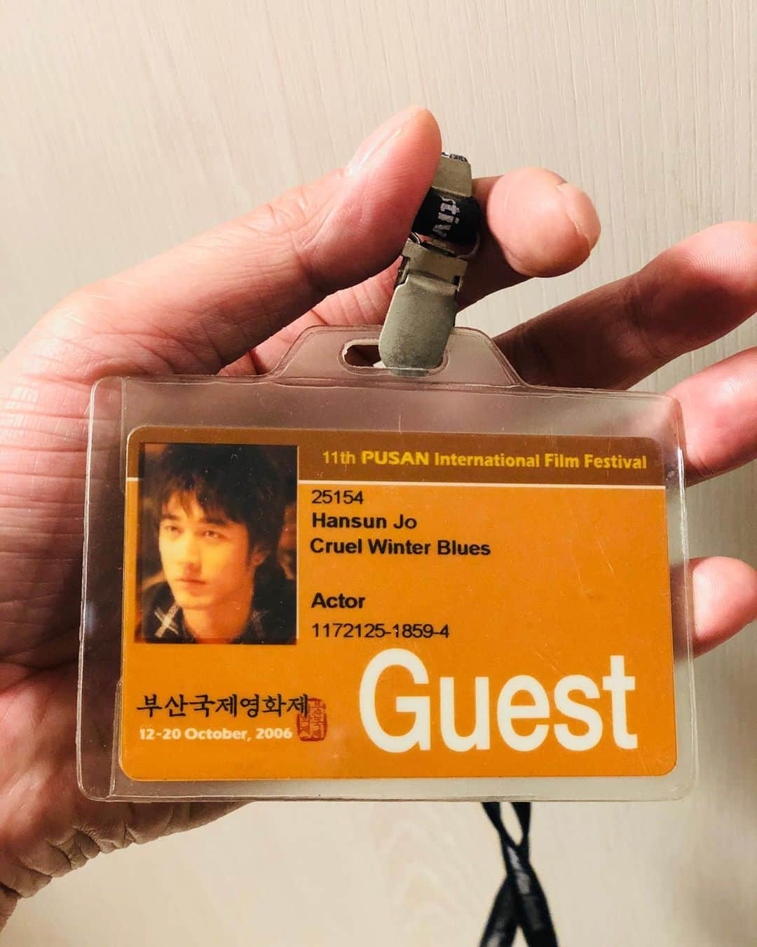チョ・ハンソンのインスタグラム：「정리하다 발견한 2006년 2015년 부산국제영화제  아이디카드.  나머지는 어디있는거냐.. 😭😭 #젊은시절  #부산국제영화제 #BusanInternationalFilmFestival」