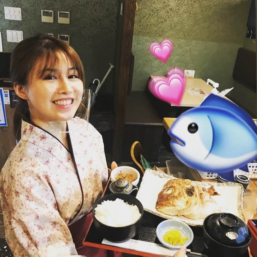 魚舟 のインスタグラム：「皆さんおはようございまーす！！ 今日もランチから営業してますよー❤️ 今日の焼き魚定食は鯛のカマ焼き🐟‼️ めちゃくちゃ美味しい超デカサイズ❣️ぜひ食べに来てくださーい😊😊 #魚舟#本町#淀屋橋#定食#ランチ#焼き魚」