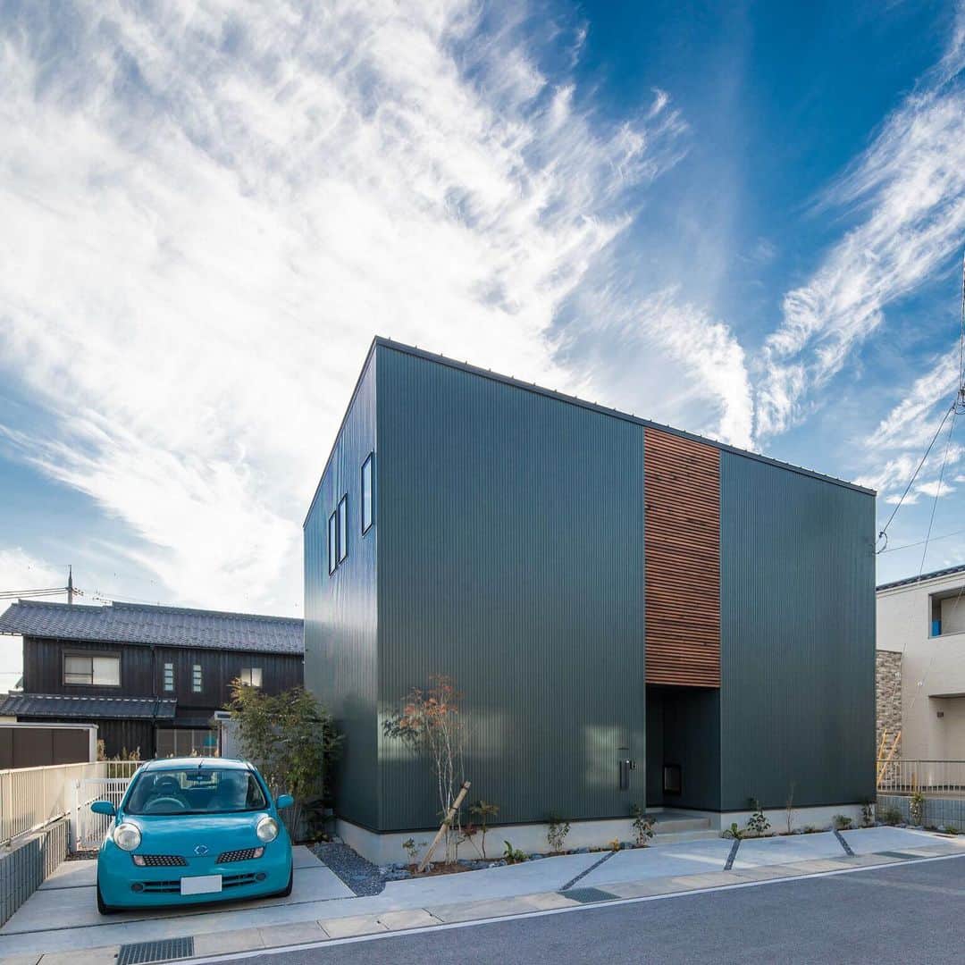 ルポハウス一級建築士事務所さんのインスタグラム写真 - (ルポハウス一級建築士事務所Instagram)「・ ・ ・ 対称性のあるボックスに、木製格子のあたたかみが加わったシルエット。 ・ シンプルだからこそ、モスグリーンのガルバリウムが空に映えます。 ・ ・ ・ 𓐌𓐌𓐌𓐌𓐌𓐌𓐌𓐌𓐌𓐌𓐌𓐌𓐌𓐌𓐌𓐌𓐌𓐌  ルポハウスの施工事例はこちらまで☞ @reposhouse  𓐌𓐌𓐌𓐌𓐌𓐌𓐌𓐌𓐌𓐌𓐌𓐌𓐌𓐌𓐌𓐌𓐌𓐌 #ルポハウス は#ちょっとかっこいい家 を"友人のために" という思いでつくっています。 一生に一度の#マイホーム。 「あなたにしかできない」×「ルポハウスだからできる」で、 私たちだけの#家づくり を思いっきり楽しんでみませんか？！ ・ ・ ・ #住宅 #注文住宅 #新築一戸建て #デザイナーズ住宅  #一級建築士事務所 #設計事務所  #滋賀県大津市 #滋賀県草津市 #滋賀県栗東市 #滋賀県甲賀市 #滋賀県近江八幡市 #外観デザイン #外観イメージ #モスグリーンガルバ #木製格子 #外観シンプル」12月28日 11時53分 - reposhouse