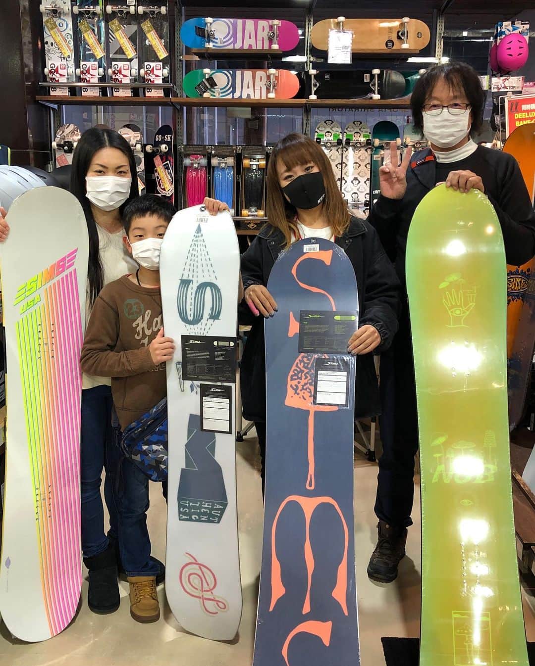 hoshinofumikaさんのインスタグラム写真 - (hoshinofumikaInstagram)「#SIMSDESHOPPING  たくさんのお土産と笑顔とパワーをありがとう！ わざわざ足を運んでくださり 大感謝です✨💖 今回もSIMS仲間がたくさん出来ました✨ありがとうございました😊 @spopiashiratori さん、広く、 活気あるお店でスタッフ皆さんがほんとにスノーボードすきなのが伝わってきました✨ ありがとうございました💖 次は #SIMSDERIDEかなー😎😍 シムスユーザーのみなさん 楽しみにしててねー💜🏂 . . . .  #snowboarding #snowboard #snow #winter #japan #ootd #スノーボード #スノボ #スノボー #スノボ女子 #スノボ好きな人と繋がりたい #冬 #スキー場 #スキー #シラトリスポーツ #シラトリスポーツ富士ジャンボ店　#スポーツショップ　#スノーボードショップ #sims #simsnowgirl #simssnowboard」12月28日 11時54分 - fumika_hoshino
