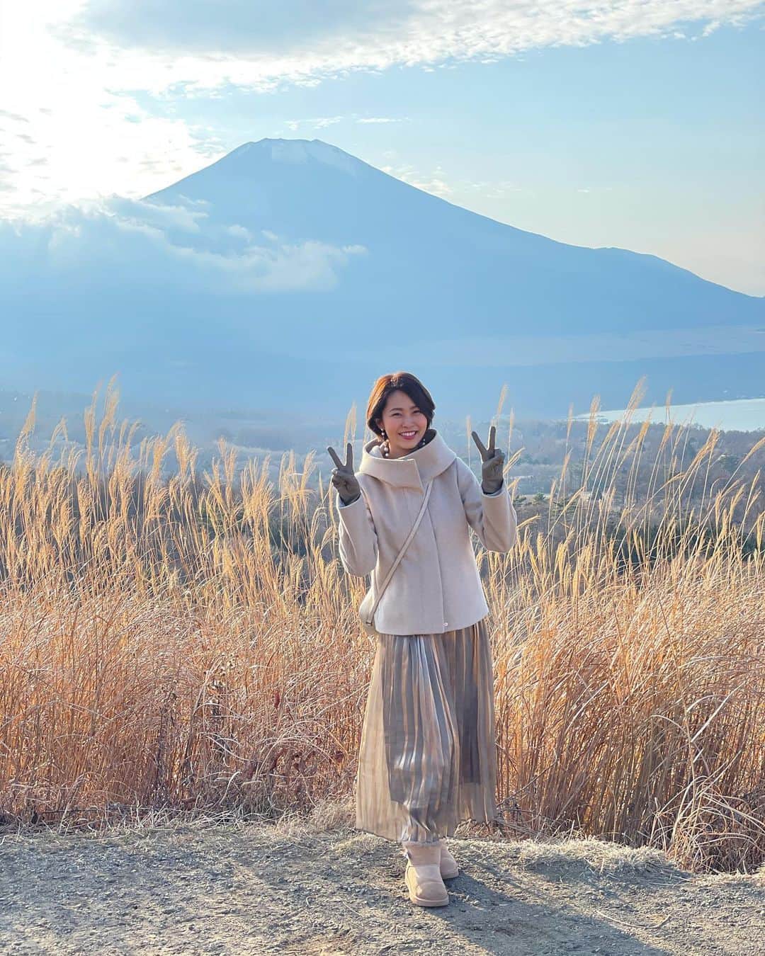 坂元美香さんのインスタグラム写真 - (坂元美香Instagram)「おはよー 昨日は富士山見れて良い一日でした！  今年もあと4日だね。 そろそろ2020年間ベスト9の投稿しなくちゃね。 今年もやっぱりビキニだらけになるのか？🤔  さて、1年振り返り今年も本当に良い一年でした。 仕事では新しいことにどんどん 挑戦する機会をいただけて、 いっぱい勉強もしたし、たくさん学びました。 後半から体調面があまり良くなかったけど だからこそ健康について今まで以上に 考えるようになりました。  コロナでいまだに世界的に大変だけど たくさんの大切なコトに気づかせてもらえたし みんなでうまく共存していくために 自分も社会も価値観も変わっていくんだろうね。 広い視野と大きな心で時代の移り変わりを 楽しんで行けたらいいなと思っています。  アウター… @untitled_official.jp スカート… @noble.jp  手袋… @glove_hirata  バッグ… @toffandloadstone  ブーツ… @uggjapan  ピアス… @merrymerry_2010   #富士山 #アラフォーコーデ #アンタイトル #ノーブル #アグ #ugg #アラフォーファッション #アラフォー #大人ショート #大人ショートボブ」12月28日 12時03分 - mika_saka