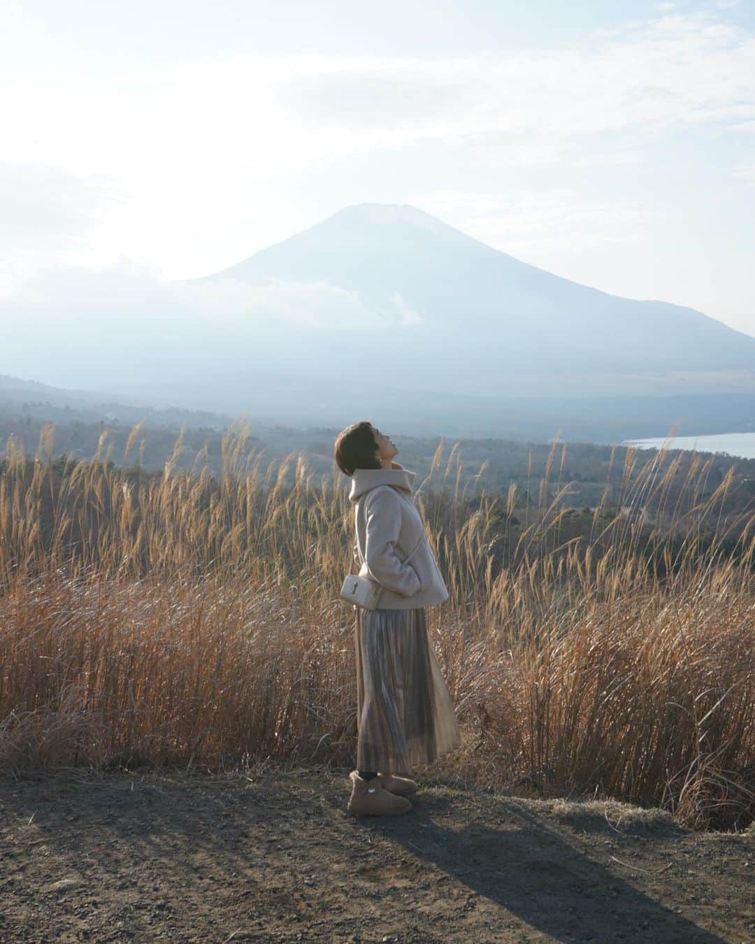 坂元美香さんのインスタグラム写真 - (坂元美香Instagram)「おはよー 昨日は富士山見れて良い一日でした！  今年もあと4日だね。 そろそろ2020年間ベスト9の投稿しなくちゃね。 今年もやっぱりビキニだらけになるのか？🤔  さて、1年振り返り今年も本当に良い一年でした。 仕事では新しいことにどんどん 挑戦する機会をいただけて、 いっぱい勉強もしたし、たくさん学びました。 後半から体調面があまり良くなかったけど だからこそ健康について今まで以上に 考えるようになりました。  コロナでいまだに世界的に大変だけど たくさんの大切なコトに気づかせてもらえたし みんなでうまく共存していくために 自分も社会も価値観も変わっていくんだろうね。 広い視野と大きな心で時代の移り変わりを 楽しんで行けたらいいなと思っています。  アウター… @untitled_official.jp スカート… @noble.jp  手袋… @glove_hirata  バッグ… @toffandloadstone  ブーツ… @uggjapan  ピアス… @merrymerry_2010   #富士山 #アラフォーコーデ #アンタイトル #ノーブル #アグ #ugg #アラフォーファッション #アラフォー #大人ショート #大人ショートボブ」12月28日 12時03分 - mika_saka