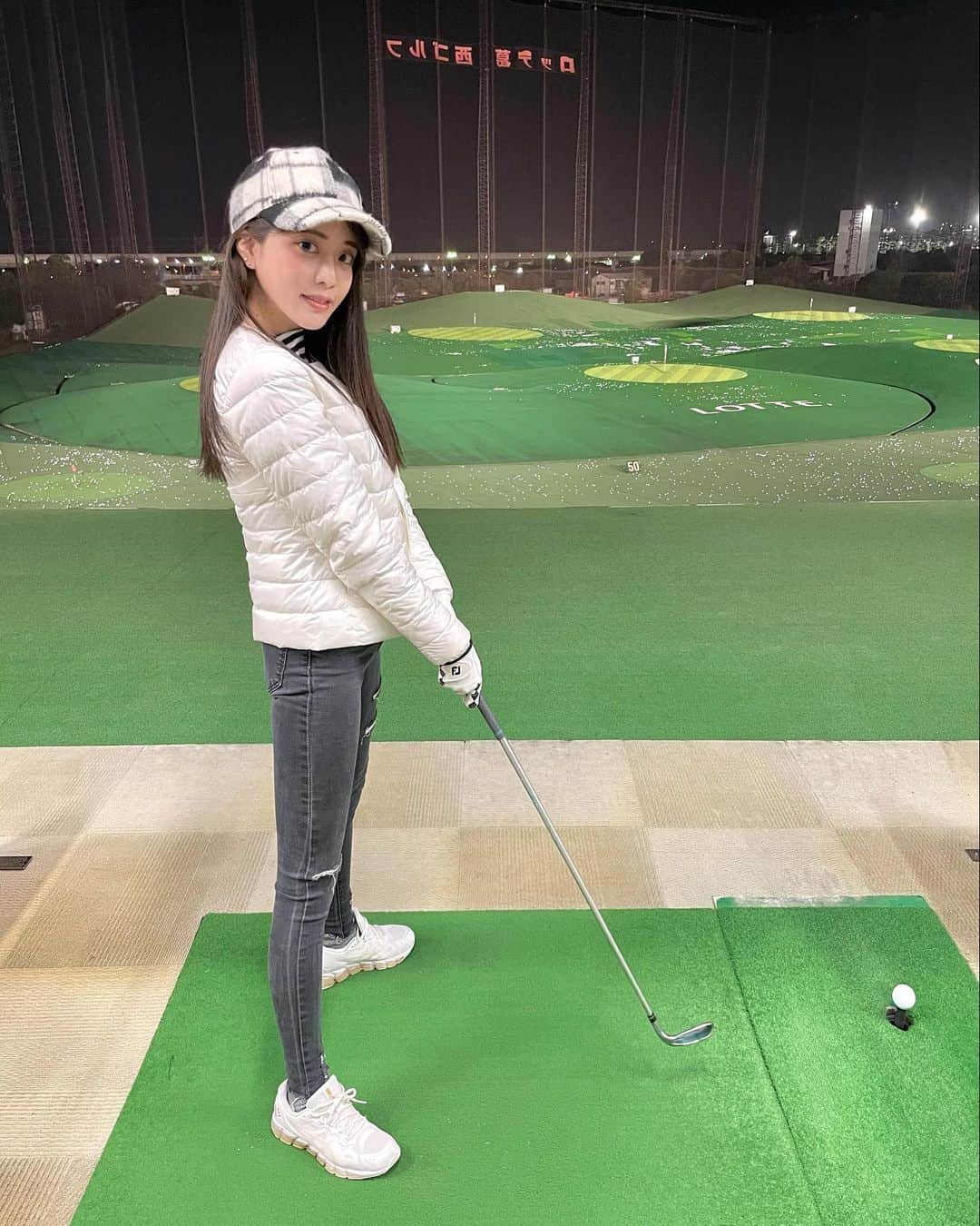 谷亜沙子さんのインスタグラム写真 - (谷亜沙子Instagram)「ゴルフ初めてみました⛳️  そもそもボールにクラブが当たりません、、笑 かわいいウェアを着てコースを回るために練習します。。  #golf #golflife」12月28日 11時56分 - asyakodayo