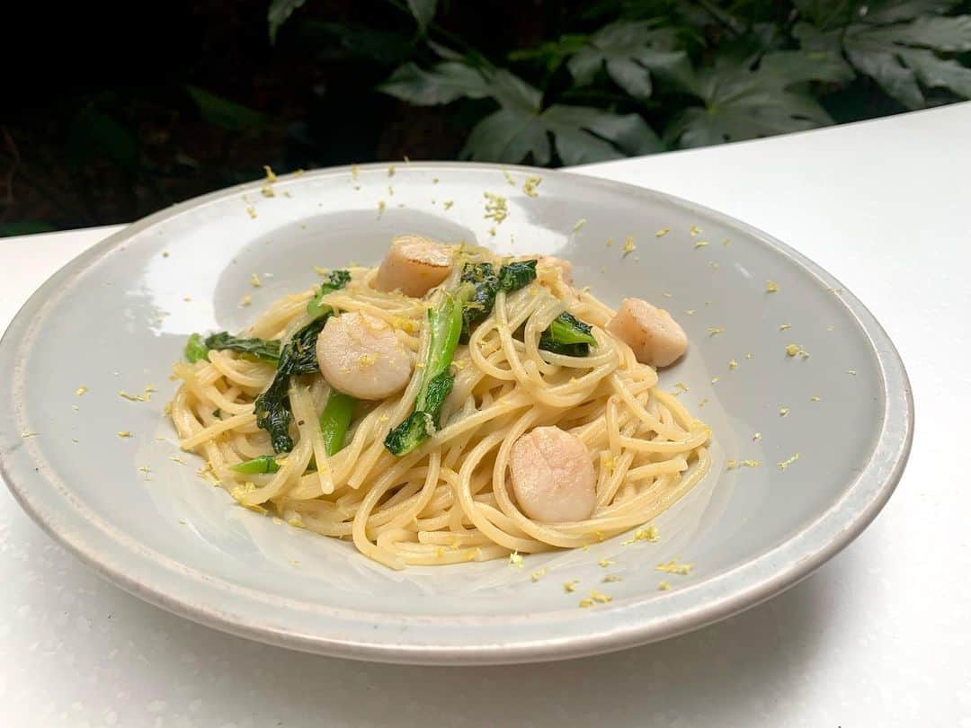 のインスタグラム：「〈Weekly Paste〉 チーマディラーパとホタテ貝柱のパスタ レモン風味 ¥1,100-  チーマディラーパというほんのり控えめな苦味が特徴のイタリアの代表的な冬野菜と、肉厚なホタテの貝柱、 アクセントにレモンゼストを加えた オイルベースのパスタです！  年内のビジネスランチは本日が最終日です。 今年最後のウィークリーパスタ、是非お召し上がりください！  ≪ALL NATURAL≫﻿ NO MSG and ZERO TRANS FAT,ORGANIC SUGAR,NATURAL SALT﻿ ​ ​ THE RIGOLETTO（渋谷） [Access] 東京都渋谷区渋谷1-23-21 渋谷キャストGF/1F ​ [Hours] 月～木 11:30-24:00 金・土 11:30-26:00 日 11:30-23:00 ​ [Tel] 03-6631-1129 ​ [Web] http://www.rigoletto.jp/shibuya/ ​ ▼ご予約はプロフィールページ @rigoletto_shibuya のリンクより ​ ​ #huge_restaurant #huge_rigoletto #therigoletto #rigoletto #italian #spanish #spanishitalian #italianfood #shibuya #winecellar #shibuyarestaurant #bar #shibuyabar #リゴレット #スパニッシュイタリアン #イタリアン #スパニッシュ #渋谷イタリアン #渋谷レストラン #渋谷グルメ #渋谷ランチ #渋谷ディナー #渋谷バー #深夜営業」