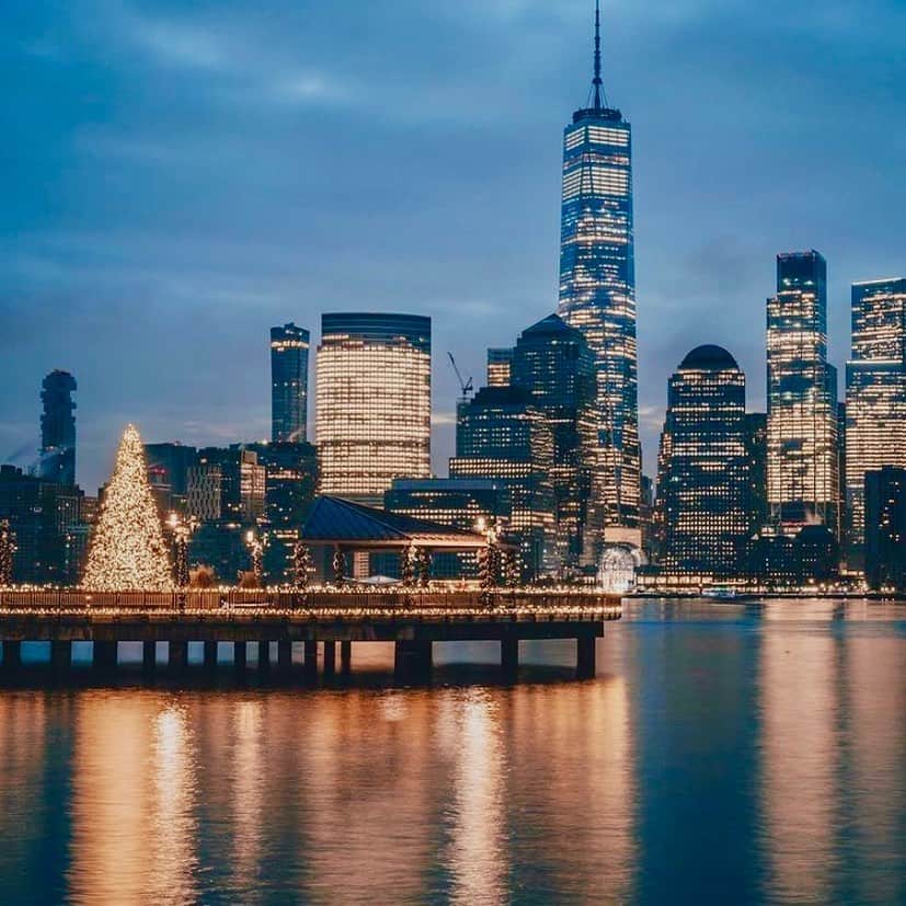 サッチン+バビのインスタグラム：「One of our favorite views, at one of our favorite times of the year. Taking in the last few days of 2020. #nyc」