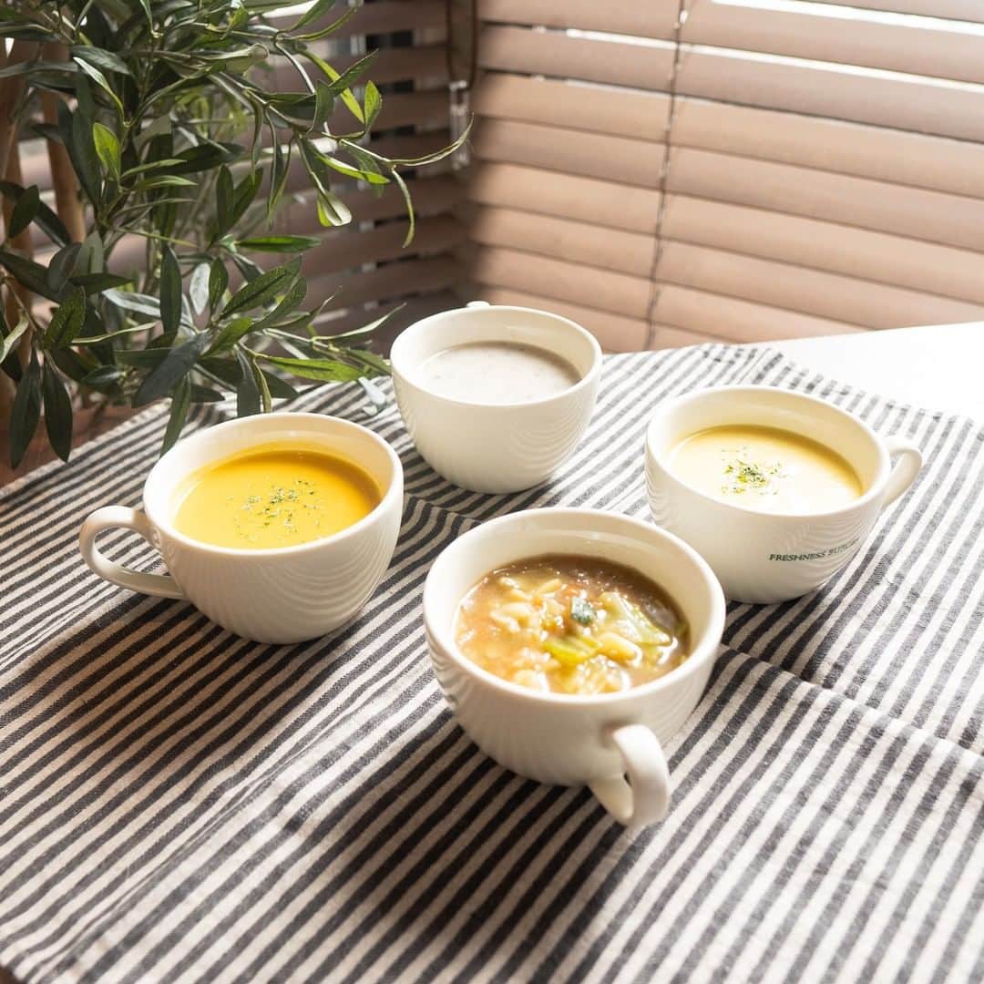 フレッシュネスバーガー【公式】さんのインスタグラム写真 - (フレッシュネスバーガー【公式】Instagram)「【スープ】 . . あっという間に年末ですね。。。 . . 大掃除で忙しい時期でもありますが、一息着く時間は大事ですよね。 . . 寒い身体をポカポカと温めるスープでほっと一息★. . . フレッシュネスバーガーでは現在４種類のスープをご用意しております。 . . 具沢山のベジタブルスープ、人気の北海道コーンポタージュ、クセになるマッシュルームクリームスープ、濃厚な北海道パンプキンスープの４種類。 . 是非温まりに来てください♪ . . . #フレッシュネスバーガー #フレッシュネス  #FRESHNESS #おいしい  #スープ #ランチ #簡単ごはん  #カフェ #カフェ巡り #美容 #健康」12月28日 12時00分 - freshness_1992
