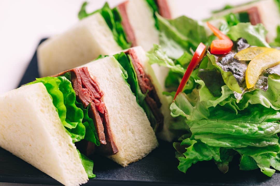 新横浜プリンスホテルのインスタグラム：「. ＼朝食はお部屋でゆっくりと♪／⁣ おこもりステイにぴったりの、ローストビーフサンドウィッチ付きご宿泊プランが登場しました！朝はお部屋でリラックスしたいという方におすすめです。⁣ ⁣  ＼Breakfast in the comfort of your room／⁣ ⁣ Our new accommodation package comes with delicious roast beef sandwiches! Enjoy the staycation to the fullest while spending a slow and relaxed morning in your room.⁣ ⁣   #新横浜プリンスホテル#プリンスホテル#新横浜#横浜 #ホテルレストラン #ホテル#新横浜駅 #旅行#プチ旅行 #旅行プラン #ローストビーフサンド #おこもりステイ #ホテル朝食 #サンドウィッチ #年末 #年越し #朝食付き #横浜旅行 #ひとり旅#shinyokohamaprincehotel#princehotel#shinyokohama#yokohama#hotel #roastbeef #sandwitch」