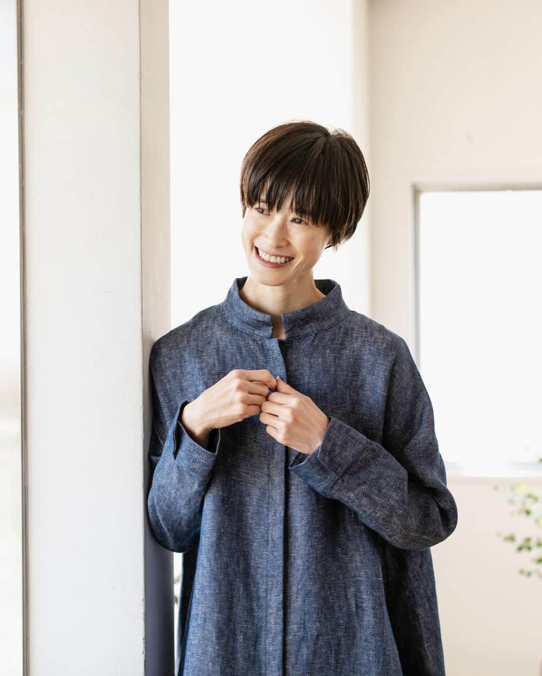 ナチュランさんのインスタグラム写真 - (ナチュランInstagram)「素材の風合いを生かしたシンプルさと、洗練されたデザインが好評の「08Mab」。今回は、リネンデニムで仕立てた＜別注＞ワンピースをつくりました。08Mabらしい少し高めの特徴的なスタンドネックと背中の切り替えがさりげない個性を覗かせた、冬、春、秋の3シーズン楽しめる、こだわりのアイテムをご紹介します。﻿ ﻿ ﻿ ﻿ -----------﻿ ■リネンデニムバッグギャザーワンピース[MAA-2A50-0382-A]﻿ 保温、通気性、吸湿性に優れ、冬は暖かく、春、秋はさらりと快適に着られる、3シーズン活躍するリネン100％素材を使用。﻿ 風合い豊かなインディゴカラーも魅力的。﻿ 自然素材を生かして作られたワンピースは、長く愛用することで風合いが増し、経年変化も楽しめます。﻿ ﻿ ﻿ ﻿ ------------------------------﻿ ▶️お買いものは写真内のタグをタップしてくださいね。またはプロフィールからもナチュランへリンクしています。→@natulan_official﻿ ﻿ ▶️写真内のタグは、販売中でも消えている場合がございます。ぜひ、ナチュランの検索窓から、注文番号又は商品名を、検索してみてくださいね。﻿ ﻿ ▶️プロフィール画面では、季節のおすすめ商品や、再入荷情報をご紹介しています。ぜひ、ご覧くださいませ。→@natulan_official﻿ ﻿ ----------- #lifewear #fashion #今日のコーデ #コーディネート #ファッション #ナチュラル #ナチュラン #natulan #日々の暮らし #暮らしを楽しむ #シンプルライフ #シンプルコーデ #大人女子 #大人コーデ #ナチュラルコーデ #デニム #ワンピース #限定 #別注 #ワンピ #ワンピースコーデ #冬コーデ #08Mab #ゼロハチマブ #natulan_official @rie__miyamoto__  @307.gunns」12月28日 12時02分 - natulan_official