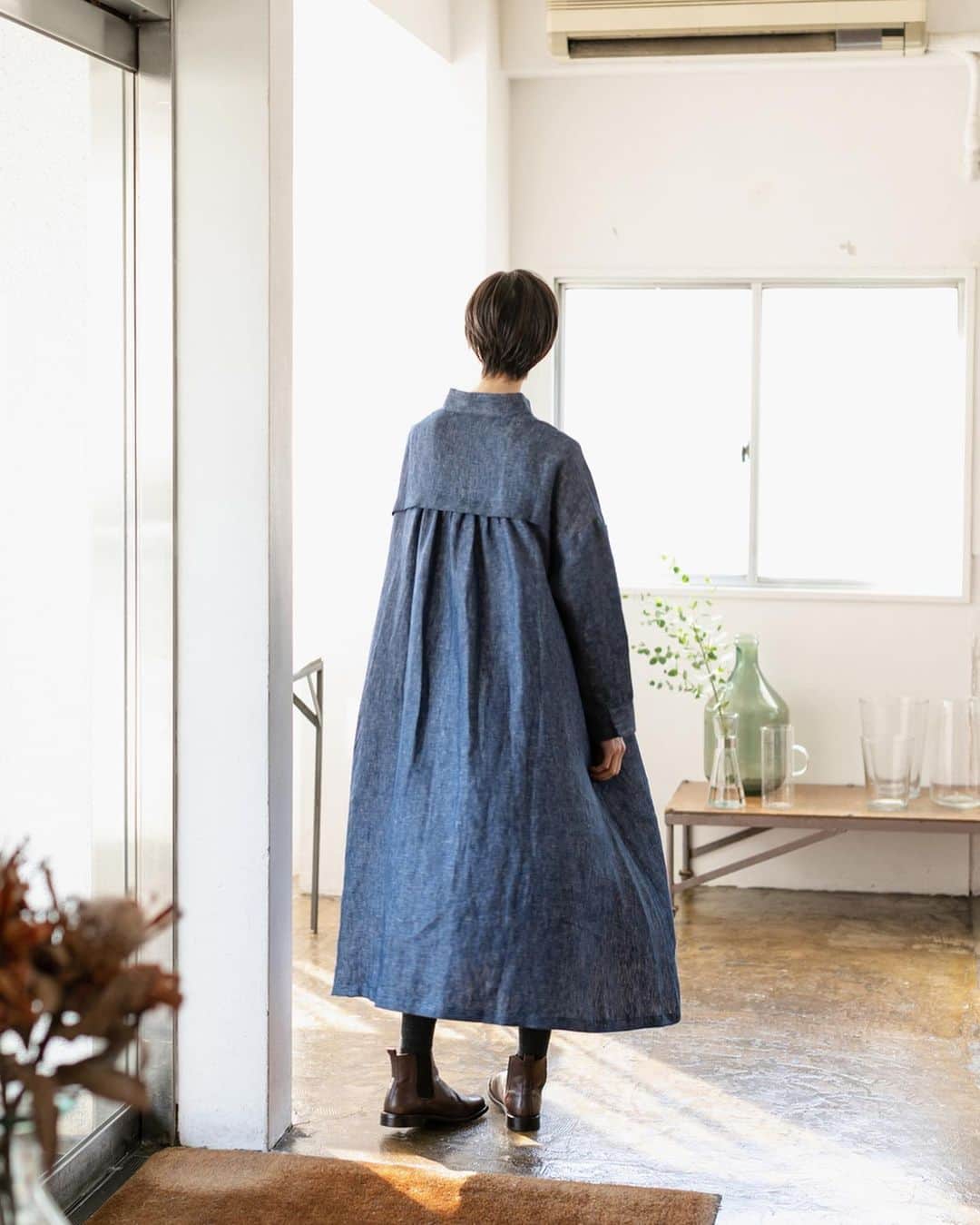 ナチュランさんのインスタグラム写真 - (ナチュランInstagram)「素材の風合いを生かしたシンプルさと、洗練されたデザインが好評の「08Mab」。今回は、リネンデニムで仕立てた＜別注＞ワンピースをつくりました。08Mabらしい少し高めの特徴的なスタンドネックと背中の切り替えがさりげない個性を覗かせた、冬、春、秋の3シーズン楽しめる、こだわりのアイテムをご紹介します。﻿ ﻿ ﻿ ﻿ -----------﻿ ■リネンデニムバッグギャザーワンピース[MAA-2A50-0382-A]﻿ 保温、通気性、吸湿性に優れ、冬は暖かく、春、秋はさらりと快適に着られる、3シーズン活躍するリネン100％素材を使用。﻿ 風合い豊かなインディゴカラーも魅力的。﻿ 自然素材を生かして作られたワンピースは、長く愛用することで風合いが増し、経年変化も楽しめます。﻿ ﻿ ﻿ ﻿ ------------------------------﻿ ▶️お買いものは写真内のタグをタップしてくださいね。またはプロフィールからもナチュランへリンクしています。→@natulan_official﻿ ﻿ ▶️写真内のタグは、販売中でも消えている場合がございます。ぜひ、ナチュランの検索窓から、注文番号又は商品名を、検索してみてくださいね。﻿ ﻿ ▶️プロフィール画面では、季節のおすすめ商品や、再入荷情報をご紹介しています。ぜひ、ご覧くださいませ。→@natulan_official﻿ ﻿ ----------- #lifewear #fashion #今日のコーデ #コーディネート #ファッション #ナチュラル #ナチュラン #natulan #日々の暮らし #暮らしを楽しむ #シンプルライフ #シンプルコーデ #大人女子 #大人コーデ #ナチュラルコーデ #デニム #ワンピース #限定 #別注 #ワンピ #ワンピースコーデ #冬コーデ #08Mab #ゼロハチマブ #natulan_official @rie__miyamoto__  @307.gunns」12月28日 12時02分 - natulan_official