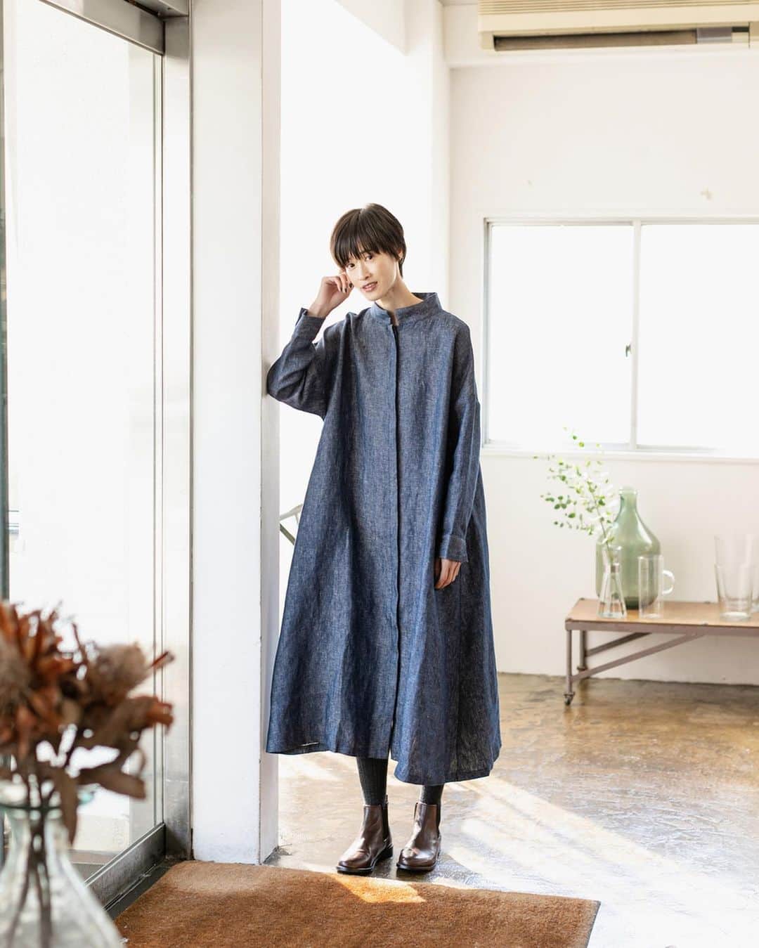 ナチュランさんのインスタグラム写真 - (ナチュランInstagram)「素材の風合いを生かしたシンプルさと、洗練されたデザインが好評の「08Mab」。今回は、リネンデニムで仕立てた＜別注＞ワンピースをつくりました。08Mabらしい少し高めの特徴的なスタンドネックと背中の切り替えがさりげない個性を覗かせた、冬、春、秋の3シーズン楽しめる、こだわりのアイテムをご紹介します。﻿ ﻿ ﻿ ﻿ -----------﻿ ■リネンデニムバッグギャザーワンピース[MAA-2A50-0382-A]﻿ 保温、通気性、吸湿性に優れ、冬は暖かく、春、秋はさらりと快適に着られる、3シーズン活躍するリネン100％素材を使用。﻿ 風合い豊かなインディゴカラーも魅力的。﻿ 自然素材を生かして作られたワンピースは、長く愛用することで風合いが増し、経年変化も楽しめます。﻿ ﻿ ﻿ ﻿ ------------------------------﻿ ▶️お買いものは写真内のタグをタップしてくださいね。またはプロフィールからもナチュランへリンクしています。→@natulan_official﻿ ﻿ ▶️写真内のタグは、販売中でも消えている場合がございます。ぜひ、ナチュランの検索窓から、注文番号又は商品名を、検索してみてくださいね。﻿ ﻿ ▶️プロフィール画面では、季節のおすすめ商品や、再入荷情報をご紹介しています。ぜひ、ご覧くださいませ。→@natulan_official﻿ ﻿ ----------- #lifewear #fashion #今日のコーデ #コーディネート #ファッション #ナチュラル #ナチュラン #natulan #日々の暮らし #暮らしを楽しむ #シンプルライフ #シンプルコーデ #大人女子 #大人コーデ #ナチュラルコーデ #デニム #ワンピース #限定 #別注 #ワンピ #ワンピースコーデ #冬コーデ #08Mab #ゼロハチマブ #natulan_official @rie__miyamoto__  @307.gunns」12月28日 12時02分 - natulan_official