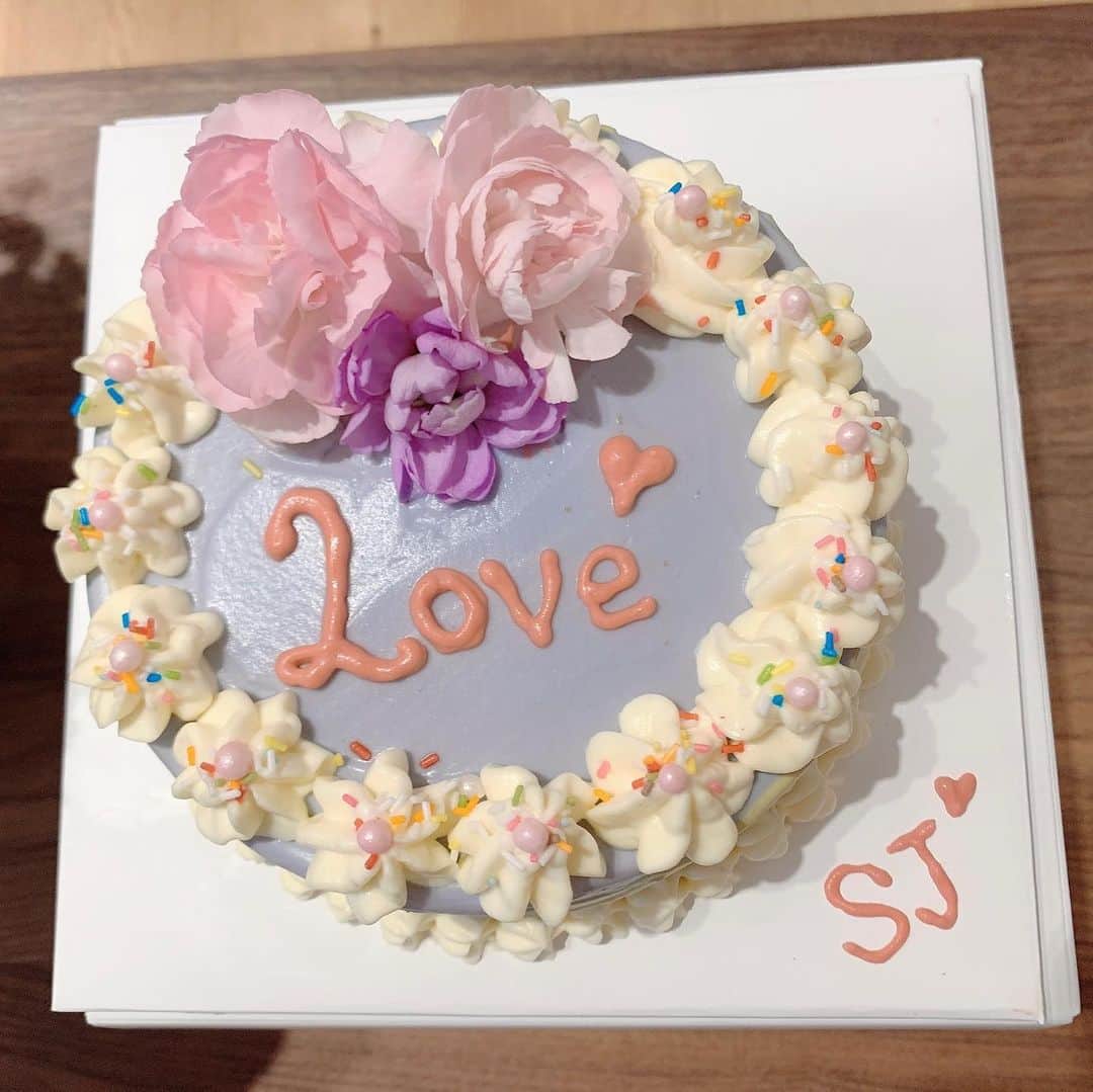チェ・スジョンのインスタグラム：「생일..딸이 직접 만들어준 케이크로 파티를... 애썼어요...늘 감사하고 고맙습니다   #생일 #감사 #축복 #케이크 #선한영향력 #축복의통로 #감사합니다 #사랑합니다」