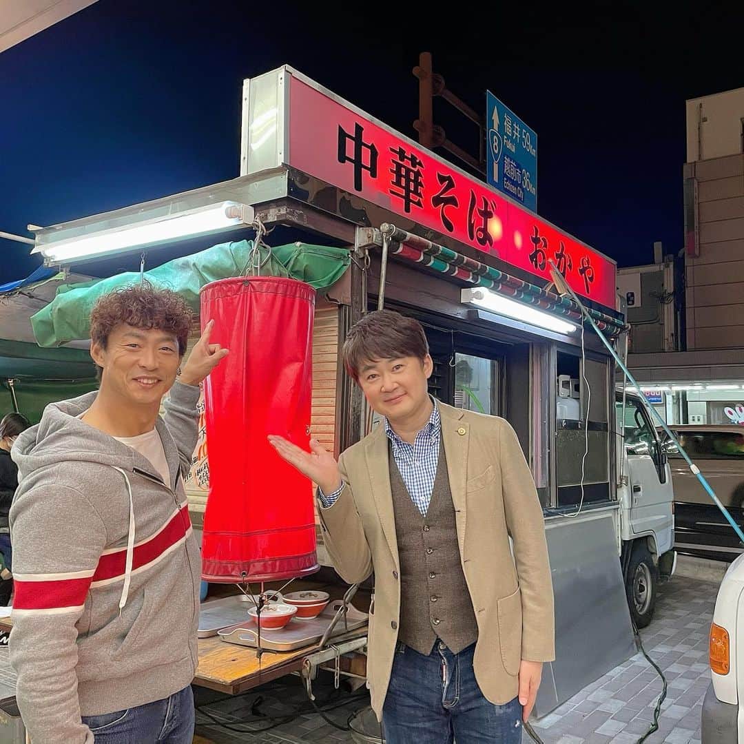 のインスタグラム：「【特番裏話し４】  ここ敦賀の駅前は、以前はラーメン街道と呼ばれていたらしいが、見たところ残されているのはこの一軒だけ…  豚骨と鶏ガラのスープであるが、最近はやりの小難しいハイブリッドラーメンよりも僕はこのわかりやすい中華そばのほうがタイプやわ❗️  この店の前で、いかにも野球少年！といった感じの高校球児たちに、桧山さんが取り囲まれ、球児たちが、目をキラキラさせて桧山さんを見ていたし、桧山さんも気さくに野球のアドバイスをしているのを見て、素敵やん？って感動した。  この後は、いったん中断して、最近店舗情報をお届けします  #中華そばおかや #おかや #中華そば #敦賀 #敦賀グルメ #敦賀ラーメン #ラーメン街道#山岸久朗 #山岸弁護士 #山岸弁護士が飯テロ中」