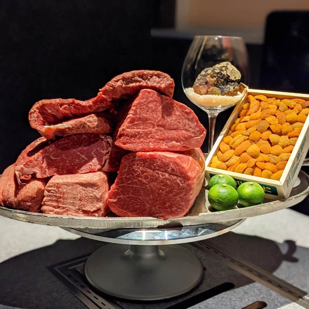 のインスタグラム：「東銀座『#新進気鋭 』🥩﻿ 完全会員制、紹介制で住所＆電話非公開の焼肉屋さん✨﻿ ﻿ 1日2組限定！﻿ コースは要望によってアレンジしてくれます(*´꒳`*)﻿ ﻿ まずはその日に使用するお料理が美しく盛って登場😍﻿ ﻿ 厚切り特上タン元は脂のってて﻿ サクッと歯切れよく柔らかいぃぃ☺️💓﻿ ﻿ あとこの日あった赤ウニが甘味強くて 濃厚でたまらんやった🤤✨﻿ ﻿ コース内容﻿(飲み放題付きで18000円弱) 前菜﻿ •キムチ、ナムルの盛合せ﻿ サラダ﻿ •新進気鋭特製塩サラダ﻿ ユッケ﻿ •北海道黒毛和牛フィレ　炙りユッケトリュフ仕立て﻿ ﻿ •厚切り特上タン元﻿ •茨城県産 黒毛和牛 ハラミ﻿ •栃木県産 敷島牛 フィレ 塩タレ﻿ •赤ウニ﻿ •三重県 松阪牛 リードヴォー﻿ •山形牛 サーロイン 焼きすき トリュフ﻿ 〆﻿ •コムタンスープ﻿ •ライム冷麺﻿ デザート﻿ •ジェラート﻿ ﻿ 最初お誘い待ちになるけど、体験したいお店🥩  ーーーーーーーーーーーーーーーーー﻿ ﻿ エリア　東銀座﻿ 予算15000円〜20000円﻿ ﻿ #会員制 #東銀座グルメ #東銀座 #焼肉﻿」