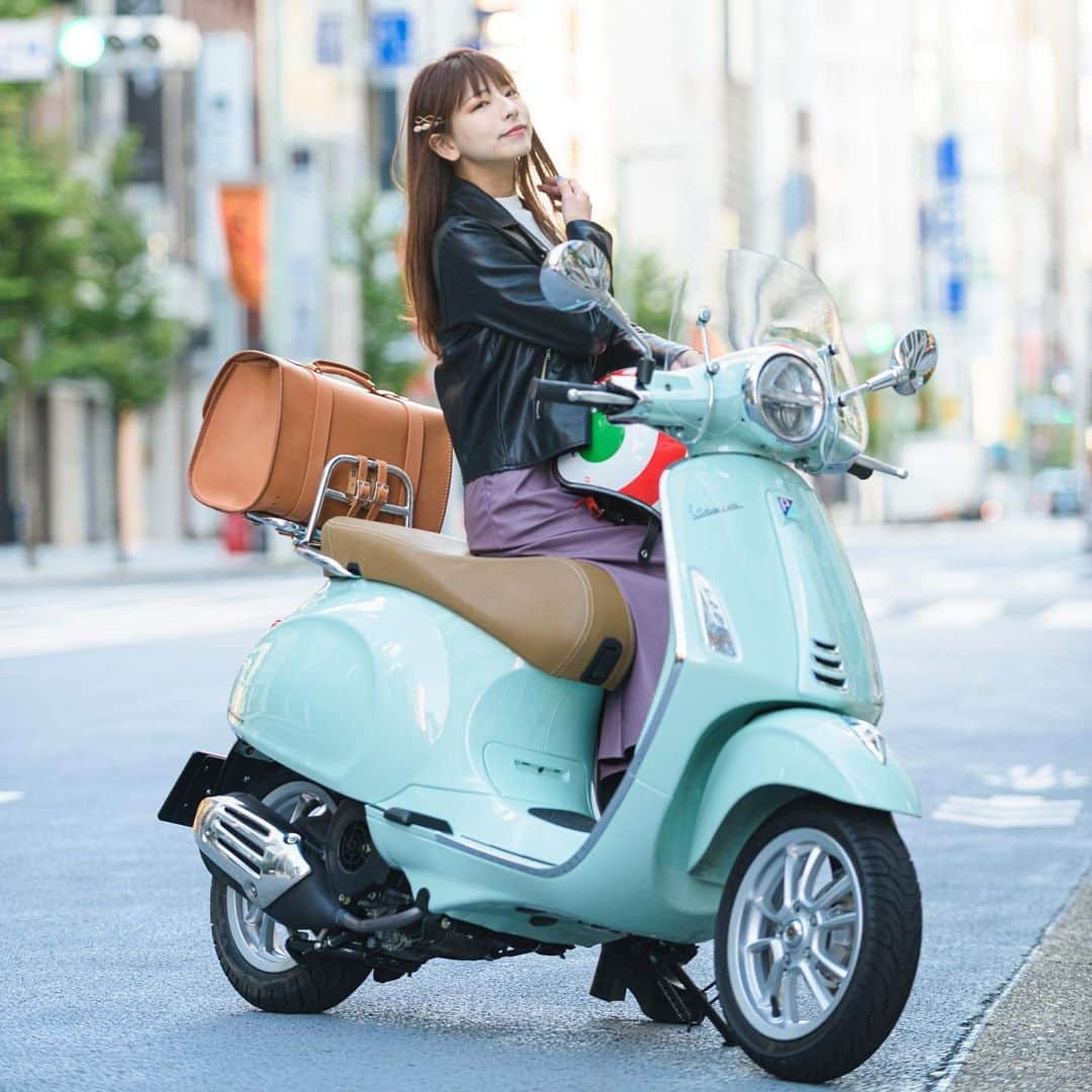 葉月美優さんのインスタグラム写真 - (葉月美優Instagram)「❥ Vespa Primavera  150 ABS リラックスグリーン . 私はV50に乗ってたけど、やっぱりこんなファッションでは乗れなかったから… それが悩みだったけど、Vespaならしっかりおしゃれに出かけられるから本当に良い◎◎ . . . 発売中のGOGGLE2月号、別カット📸 . . . . #goggle #vespa #ベスパ #プリマベーラ #fashion #ベスパのある生活 #バイク #スクーター #バイク女子 #おしゃれ　#美容」12月28日 12時24分 - miu_haduki