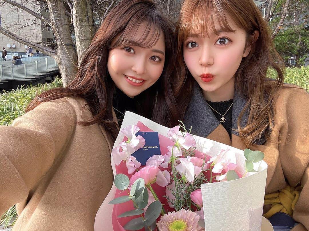 のインスタグラム：「お疲れ様会やっと…✨  本当にお疲れ様でした！ そして改めて…おめでとうございます💐  2人で写真撮りながら、既視感ある写真〜！ってキャッキャ言ってた笑」