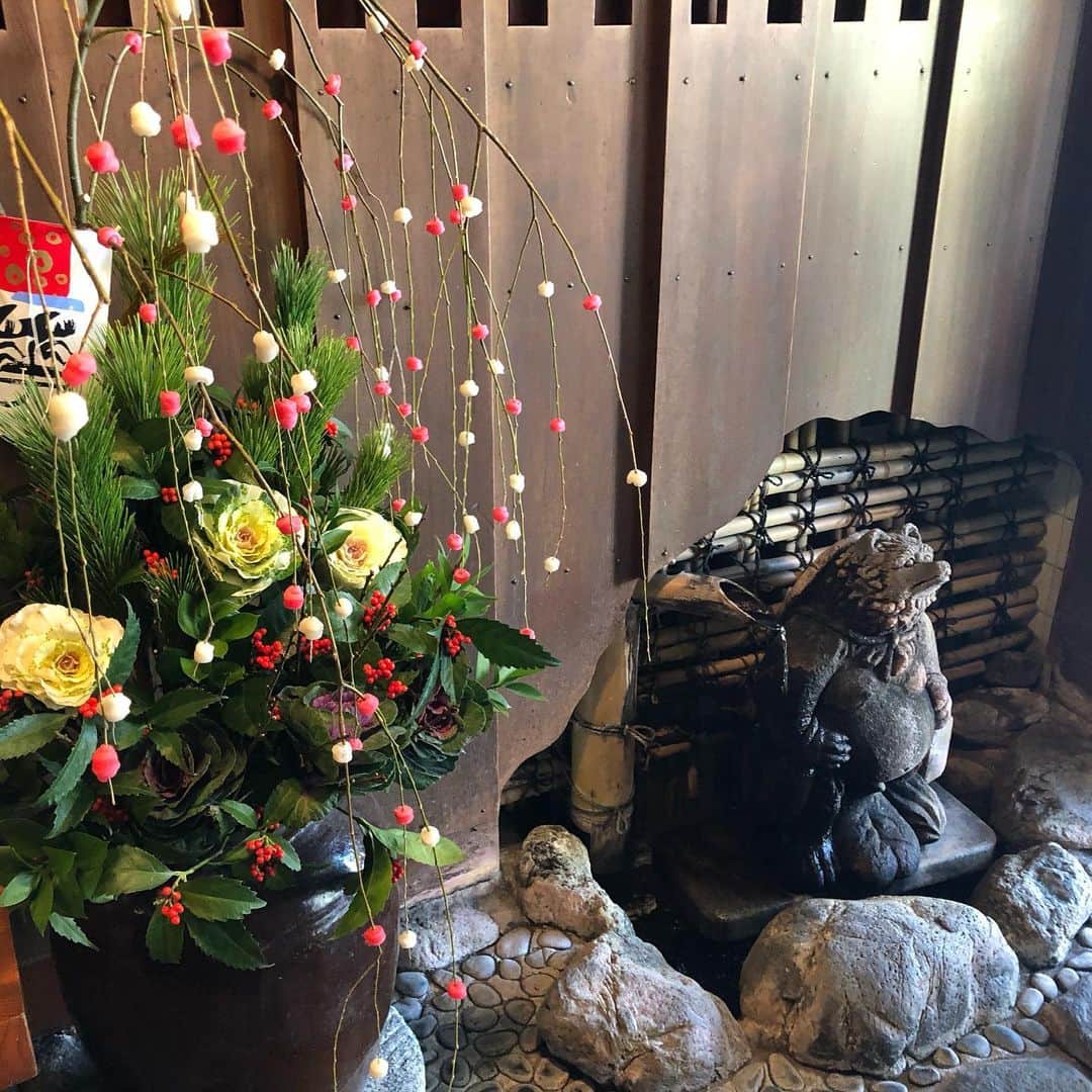 Diy Soho手作り倉庫のインスタグラム：「地元の名店うなぎのなまずやさんもお正月のしつらいになりました。近ごろは紅白の餅花も珍しくなりましたね。 昔はこの餅花はお役目が済んだら火鉢で焼いて食べました。 #餅花 #お正月のしつらい #しつらえ #お正月飾り #火鉢」