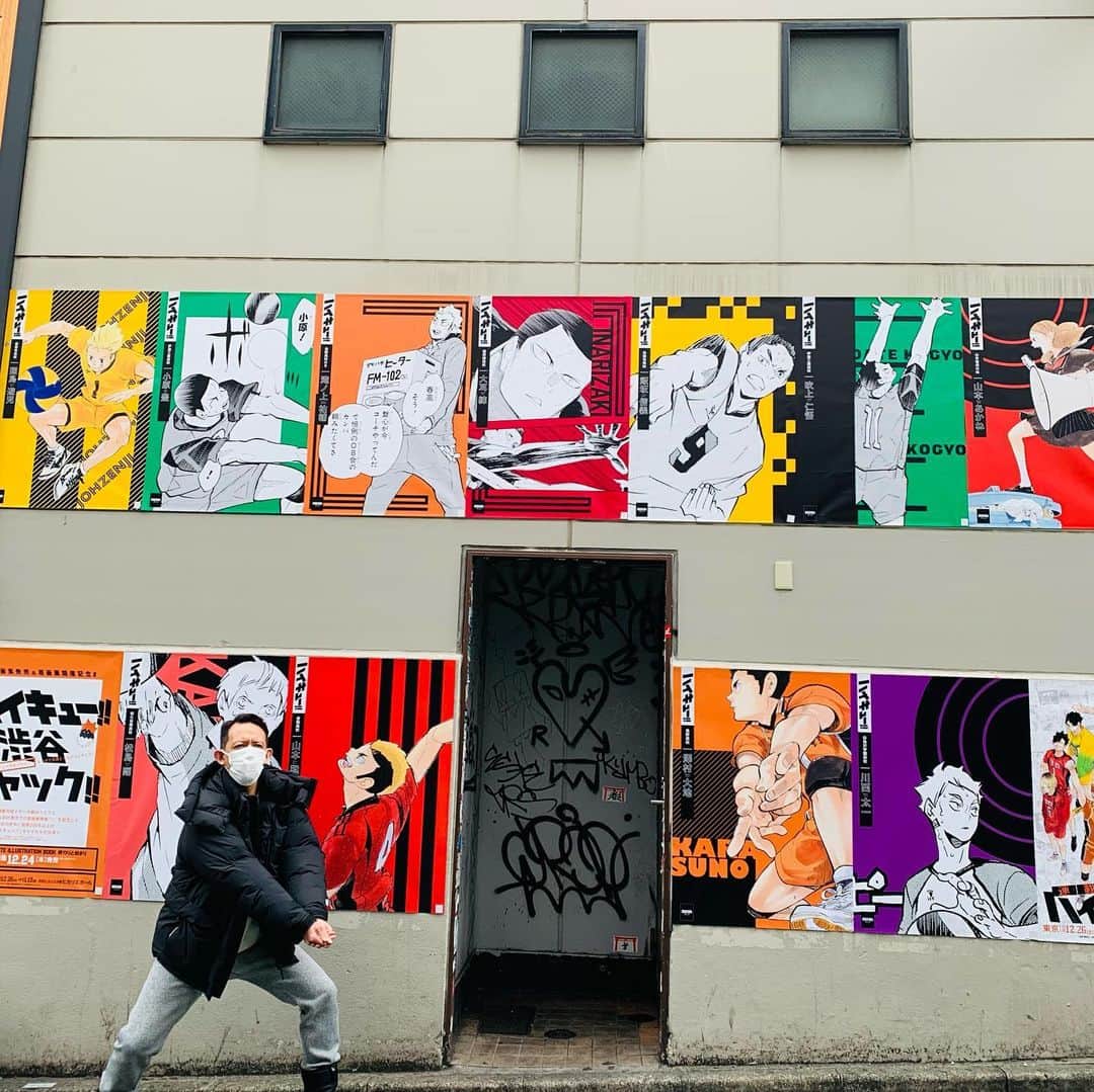 院長ヨモギダさんのインスタグラム写真 - (院長ヨモギダInstagram)「2020.12.28.(月) ❄ 2020年、残すところ 今日と明日29日(火)までの 営業となりました。 ❄  今年はコロナの影響でリモートワークが増え、 運動不足や肩凝り腰痛など体調を崩される方が多く、 メンテナンスの機会も増えました。 また目の疲れや浮腫み、 マスクでの肌トラブルで 美容鍼をされる方も多くいらっしゃいました。 . . コロナへの不安で、いつもと違う疲れもある中 施術後、お客様のホッとされた表情に私達も癒され、励みになりました。 . .  また、施術後 お客様が 色んなお話しをして下さること 私達夫婦は何より嬉しく思っております。  . . そして、 お客様がお父様やお母様に、 ご主人や奥様に、親しいご友人に、当院をご紹介下さり、 沢山の方々にお会い出来たご縁に 深く感謝しております。 本当にありがとうございます。 . . 2021年も渋谷スポンジを よろしくお願い致します。 ❄ ❄ ❄ 🎍12/30(水)〜1/4(月)年末年始休業 🌅新年は5(火)より営業です!! . . .  #渋谷スポンジ  #美容鍼 #鍼灸 #マッサージ  #痩身 #ヘッドスパ #筋膜リリース 東京都渋谷区松濤1-28-6 麻生ビル2F☏‭0367127598‬ 定休日🌱木曜日 ❄ご予約はHP又はお電話で ‭www.shibuya-sponge.com‬ ⇧⇧⇧✨HPリニューアル✨ . . 🐕✨1ヶ月以内リピート常時500円OFF❗ 🐕✨初回の方にプチギフト進呈🎁 🐕✨Instagramフォロワー様に美容シートパックプレゼント🎁 . . . #美容鍼灸 #小顔 #美肌 #シミ #くすみ #ダイエット鍼 #腰痛 #肩こり #むくみ #乾燥肌 #肌荒れ  #たるみ #アンチエイジング  #リフトアップ #ツヤ肌 #偏頭痛  #眼精疲労 #骨盤調整 #姿勢改善 #猫背 #巻き肩 #アトピー性皮膚炎 #ハイキュー」12月28日 12時31分 - shibuya_sponge