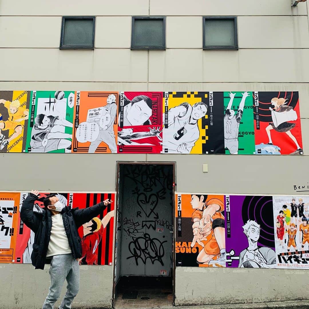 院長ヨモギダさんのインスタグラム写真 - (院長ヨモギダInstagram)「2020.12.28.(月) ❄ 2020年、残すところ 今日と明日29日(火)までの 営業となりました。 ❄  今年はコロナの影響でリモートワークが増え、 運動不足や肩凝り腰痛など体調を崩される方が多く、 メンテナンスの機会も増えました。 また目の疲れや浮腫み、 マスクでの肌トラブルで 美容鍼をされる方も多くいらっしゃいました。 . . コロナへの不安で、いつもと違う疲れもある中 施術後、お客様のホッとされた表情に私達も癒され、励みになりました。 . .  また、施術後 お客様が 色んなお話しをして下さること 私達夫婦は何より嬉しく思っております。  . . そして、 お客様がお父様やお母様に、 ご主人や奥様に、親しいご友人に、当院をご紹介下さり、 沢山の方々にお会い出来たご縁に 深く感謝しております。 本当にありがとうございます。 . . 2021年も渋谷スポンジを よろしくお願い致します。 ❄ ❄ ❄ 🎍12/30(水)〜1/4(月)年末年始休業 🌅新年は5(火)より営業です!! . . .  #渋谷スポンジ  #美容鍼 #鍼灸 #マッサージ  #痩身 #ヘッドスパ #筋膜リリース 東京都渋谷区松濤1-28-6 麻生ビル2F☏‭0367127598‬ 定休日🌱木曜日 ❄ご予約はHP又はお電話で ‭www.shibuya-sponge.com‬ ⇧⇧⇧✨HPリニューアル✨ . . 🐕✨1ヶ月以内リピート常時500円OFF❗ 🐕✨初回の方にプチギフト進呈🎁 🐕✨Instagramフォロワー様に美容シートパックプレゼント🎁 . . . #美容鍼灸 #小顔 #美肌 #シミ #くすみ #ダイエット鍼 #腰痛 #肩こり #むくみ #乾燥肌 #肌荒れ  #たるみ #アンチエイジング  #リフトアップ #ツヤ肌 #偏頭痛  #眼精疲労 #骨盤調整 #姿勢改善 #猫背 #巻き肩 #アトピー性皮膚炎 #ハイキュー」12月28日 12時31分 - shibuya_sponge