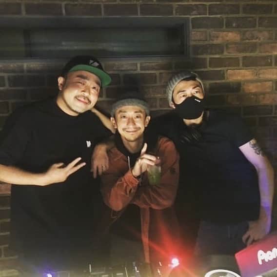 のインスタグラム：「先週月曜日12/21/2020のお写真🌙 @counterclub_shimokitazawa  With @oldnick & @djkenta_zzpro  楽しかったなぁ😊 今夜12/28/2020は 年内最後の月曜 @counterclub_shimokitazawa  ゲストは @magachin & @show_1977  のお二人です🌙 フードは @grillbar_b2b_tokyo  がやってきてくれます🌙 皆さん宜しくお願い致します🌙 #Tokyo #Shimokitazawa #CounterClub #下北沢」