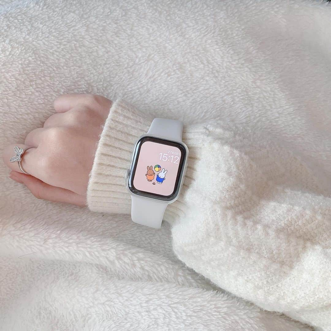 はやめいさんのインスタグラム写真 - (はやめいInstagram)「🐻‍❄️  まひろサンタから  Apple Watch‎ もらったよ ⌚️🤍  今年は予算決めてたのに 全然お高いものを … 🥲  ベビちゃん産まれてからも 役に立つからって💭👶🏻  ありがとう〜〜大切に使うね(；_；)♡  ああ、しろかわいい〜〜  ちなみにリングは去年の  クリスマスにプレゼントして もらったものだよ 💍   超お気に入り ₍ᐢ• ‧̫ •̥ᐢ₎  #AppleWatch‎#アップルウォッチ #Apple#アップルウォッチバンド #まっしろ#置き画くら部#手元くら部 #リング#指輪#時計#腕時計#腕時計くら部」12月28日 12時35分 - haya.mei