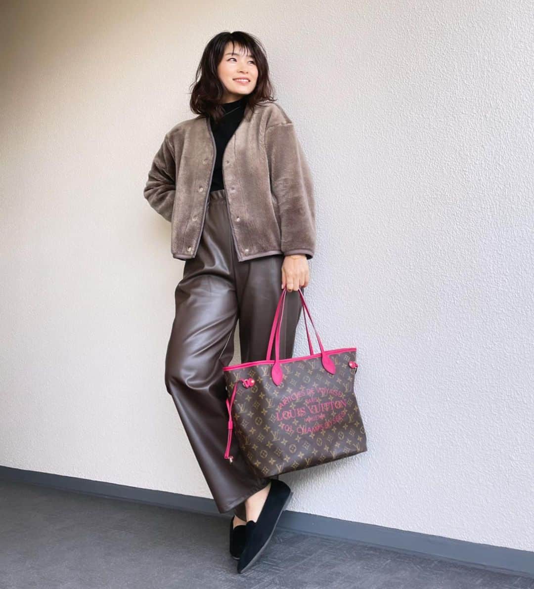 三佐和あやのインスタグラム：「今年も残すところあと４日ですね〜‼️ 大掃除は元から諦めています😅 家の中で動線にあるところで ついでに何か家事してくる〜っていうくらい 無駄なく動かないといけないくらい 忙しいのですが、人間なんでも慣れてくると やれるものです✌️  ﻿ ﻿ #code  coat ... @beautyandyouth_official ﻿ Knit ... @grl_official  pants ... @reedit_official  pumps ... @zozotown  Bag ... @louisvuitton  ﻿ パパが 「こんなことしかできひんけど...」って 神戸牛取り寄せてくれて焼肉したんですけど、神戸牛より その一言があるかないかで わたしの心は穏やかでいられますね。  「毎日こんなに忙しいなんて死んでしまうな」っていう言葉も嬉しかった✌️✨  さぁ今日もがんばろ⤴︎⤴︎ ﻿ #冬コーデ #きょコ #いつコ #シンプルコーデ #大人カジュアル #ママコーデ #ママバッグ #ママファッション #マタママ #臨月 #ファッション #お洒落 #バッグ  #fashion #ootd #大人女子 #アラサー #アラフォー #大人可愛い #ぷんにー #マタニティコーデ #アラサーママ #30代コーデ#grl #グレイル #グレイル購入品」