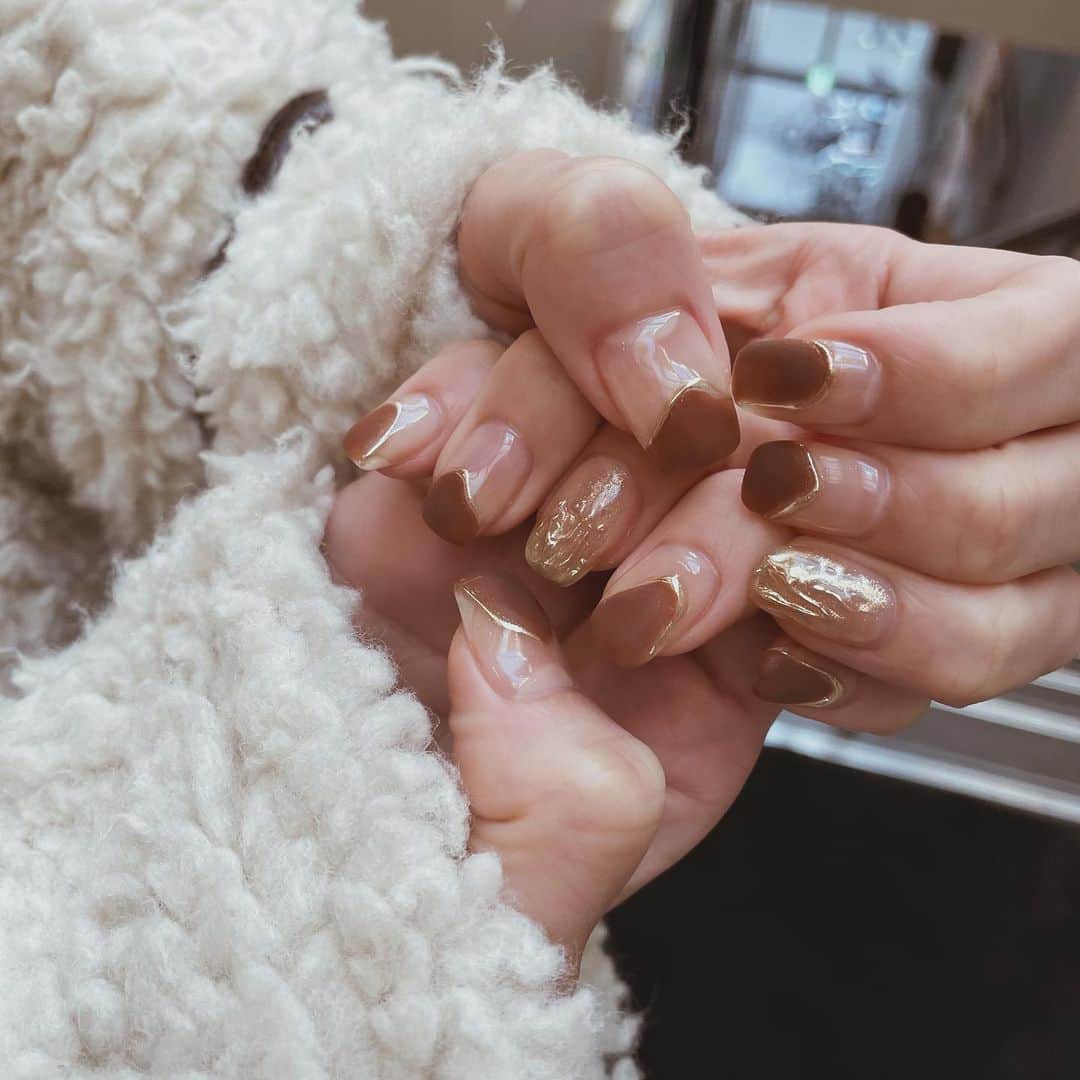 咲月美優のインスタグラム：「☽ . 𝙽𝚎𝚠 𝚗𝚊𝚒𝚕 🐏🤎 . ゴールドとブラウンの 組み合わせが可愛い🥺💓 . . #newnail #nail #nailart  #ネイル #ニュアンスネイル #マットネイル .」