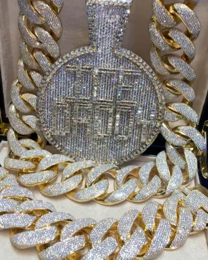 グッチ・メインのインスタグラム：「My wife got me the biggest Cuban and best charm ever #ICEDADDY 🥶💰 @keyshiakaoir」