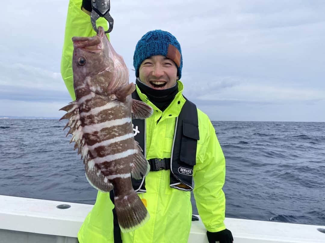 浅利陽介のインスタグラム：「初の船釣り！楽しかったわー 狙いは鯛でしたが、マハタが釣れたよ笑 念願の釣りデビュー、最高でしたっ  #釣り#マハタ#勝浦#とみ丸#ありがとうございましたー」