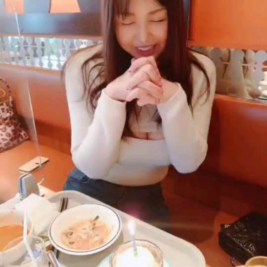 今藤霧子のインスタグラム：「女子３人で誕生日をお祝いしてもらいました🎁🎂🎵」