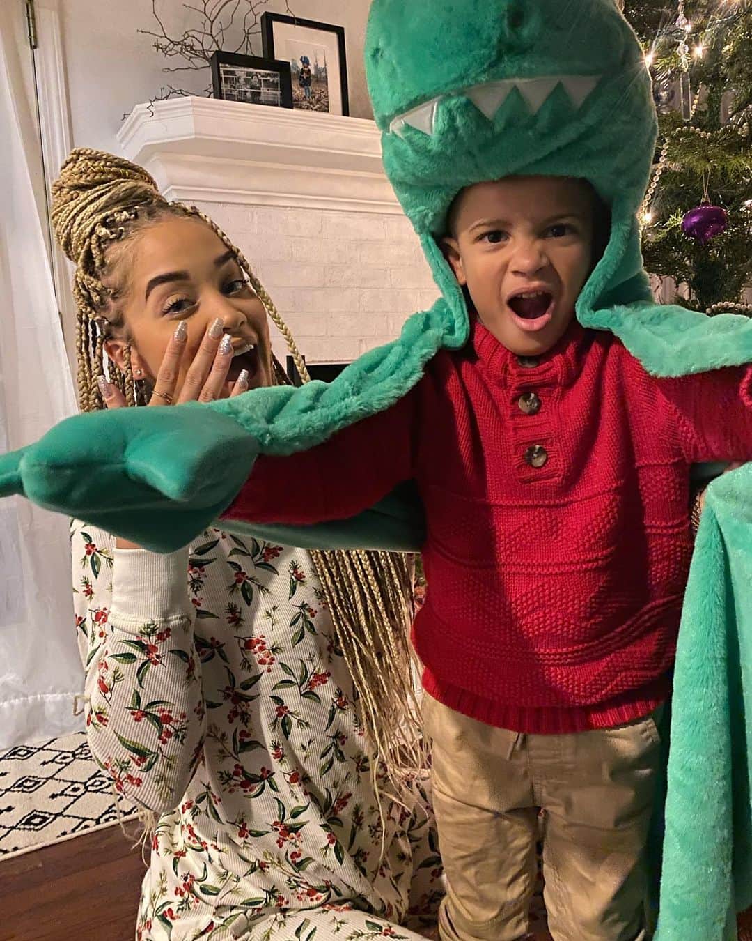 ジャスミン・サンダースのインスタグラム：「RAWR!!! 🦖 My nephew loves dinosaurs and his new dinosaur blanket from @dom.sanders & @tiffanielise 💚」