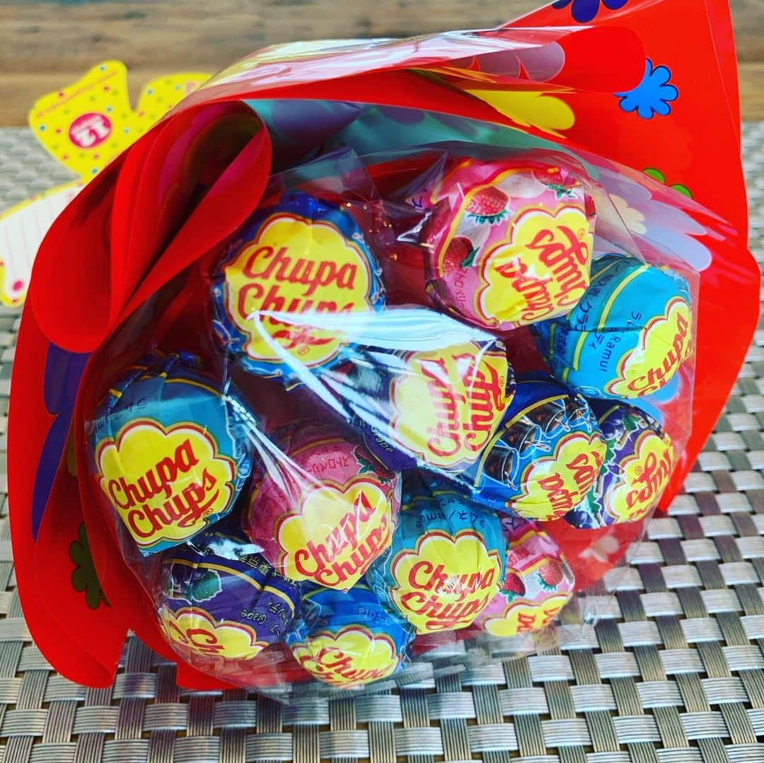 中澤裕子さんのインスタグラム写真 - (中澤裕子Instagram)「🍬🍬  お友だちから サプライズで届いた贈り物。 今年もお疲れ様！って。 嬉しい。心が元気になったよ。  子ども達もめっちゃ喜んでる☺️  あー、お友だちに会いたい。 あーだこーだ、たわいない事話して 食べて飲んでしたい。  子ども達も大人達も我慢我慢の 年末年始。  でも、ここ乗り切ったら またワイワイ出来るはず！  と皆で言いあって過ごした２０２０年も あと少し。」12月28日 12時51分 - yuko_nakazawa_