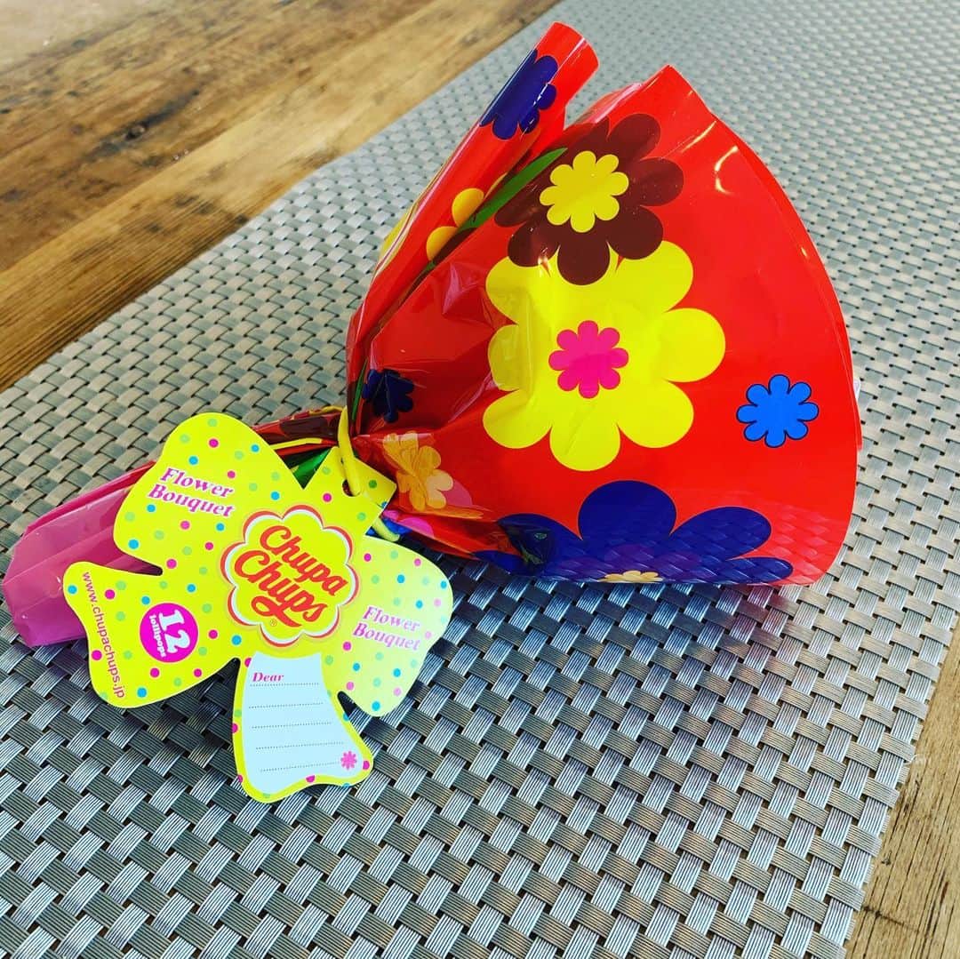 中澤裕子のインスタグラム：「🍬🍬  お友だちから サプライズで届いた贈り物。 今年もお疲れ様！って。 嬉しい。心が元気になったよ。  子ども達もめっちゃ喜んでる☺️  あー、お友だちに会いたい。 あーだこーだ、たわいない事話して 食べて飲んでしたい。  子ども達も大人達も我慢我慢の 年末年始。  でも、ここ乗り切ったら またワイワイ出来るはず！  と皆で言いあって過ごした２０２０年も あと少し。」