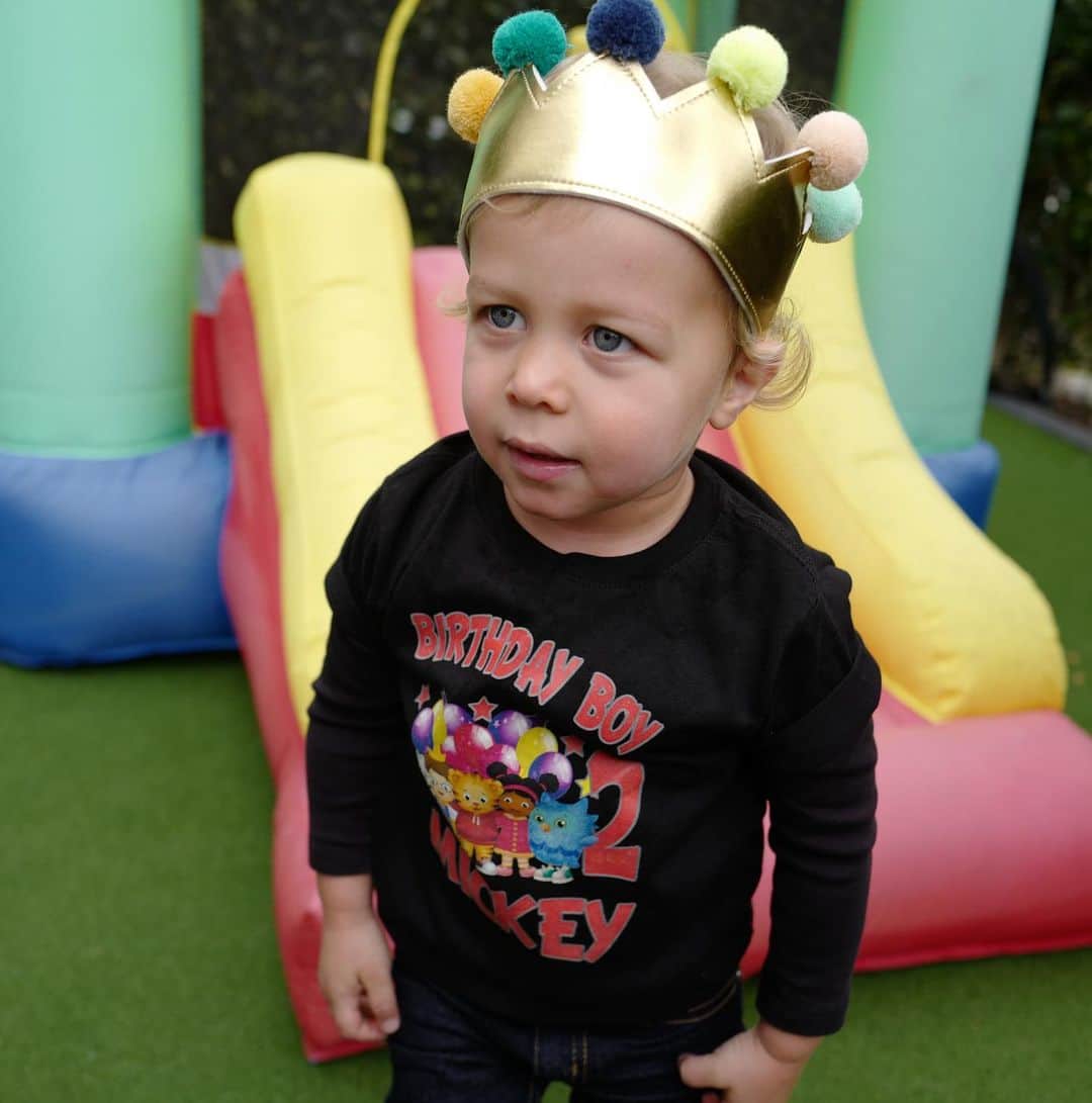 トレ・クールのインスタグラム：「Mickey Otis turned 2 years old today. He blows our minds every day and I swear he’s been here before. Happy Birthday little Buddy!   Mickey Otis cumplió 2 años hoy. Nos hace volar la cabeza todos los días y juro que ha estado aquí antes. ¡Feliz cumpleaños, Buddy!  ミッキーオーティスは今日2歳になりました。彼は毎日私たちの心を吹き飛ばします、そして私は彼が以前ここにいたことを誓います。お誕生日おめでとうリトルバディ！  Mickey Otis ha compiuto 2 anni oggi. Ci fa impazzire ogni giorno e giuro che è già stato qui. Buon compleanno piccolo amico!  Mickey Otis wurde heute 2 Jahre alt. Er hat uns jeden Tag umgehauen und ich schwöre, er war schon einmal hier. Alles Gute zum Geburtstag, kleiner Kumpel!  Mickey Otis varð 2 ára í dag. Hann blæs á okkur á hverjum degi og ég sver það að hann hefur verið hér áður. Til hamingju með afmælið litli félagi!」
