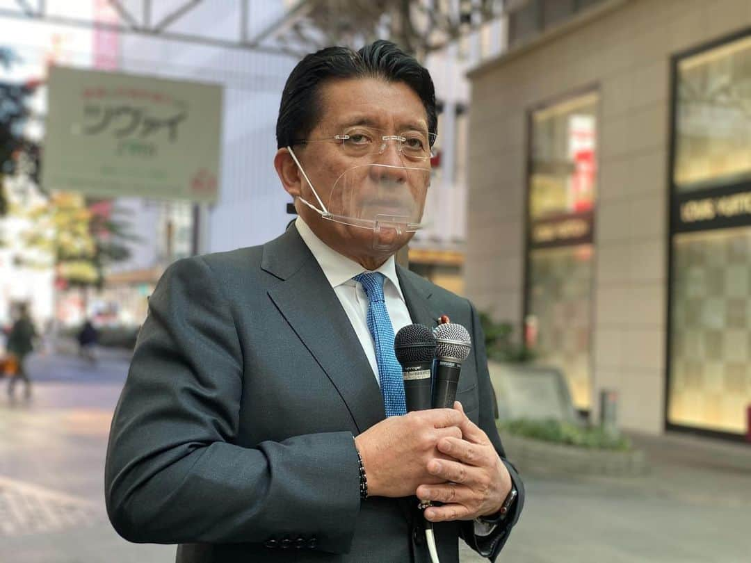 平井卓也さんのインスタグラム写真 - (平井卓也Instagram)「丸亀町商店街ドーム広場で、大臣就任後初となる街頭演説を行いました。年末にも関わらず、多くの皆さんにご参加いただき感謝申し上げます。また、ネットのライブ配信でご覧頂いた方にもお礼申し上げます。また、YouTubeライブの配信が上手く行かなかったようで申し訳ありません。後程、編集したものをアップしたいと思います。夕刻、急きょコロナ対策会議がセットされたので、午後の便で上京することになりました。今日の予定が大幅に変更なりますが、お許しください。#平井卓也 #デジタル庁 #街頭演説　#ネット中継」12月28日 13時05分 - hiratakuchan0125